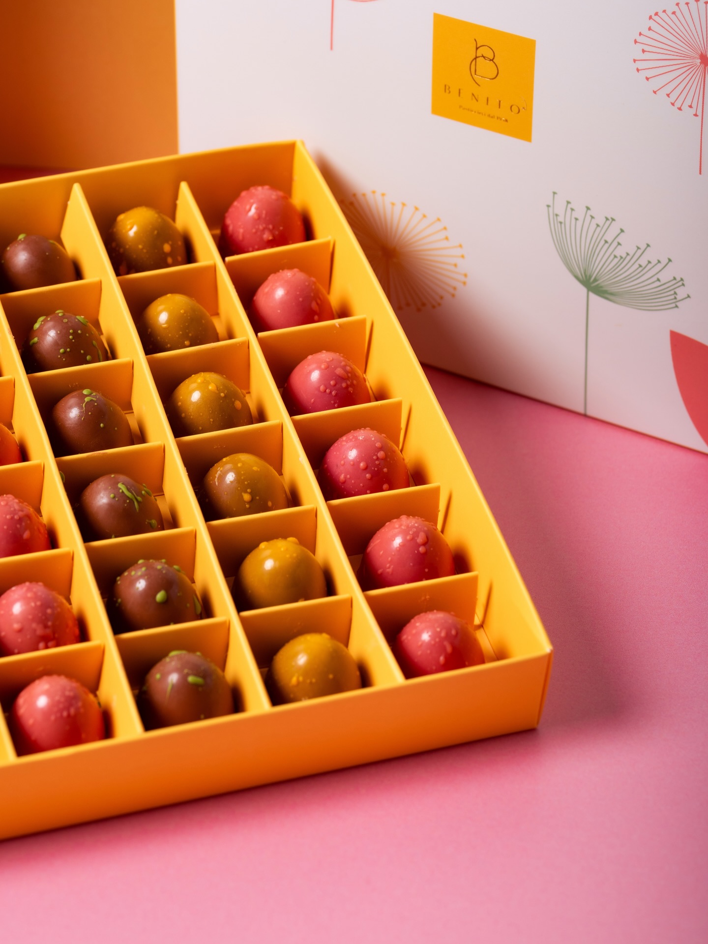 Piccoli, colorati, irresistibili. 💛
I nostri ovettini sono un viaggio di gusto in formato mini, pensati per sorprendere ad ogni morso.
Fondente con cremino gianduia e pralinato di nocciola
Latte e pistacchio
Caramello esotico con cremino al cocco tostato
Bianco con cremino yogurt
Cremino arachide e speculoos
Cinque gusti, cinque emozioni.
Uno tira l’altro… sempre. 🐣✨
#pasticceriabenito #ovettini #pasqua2026