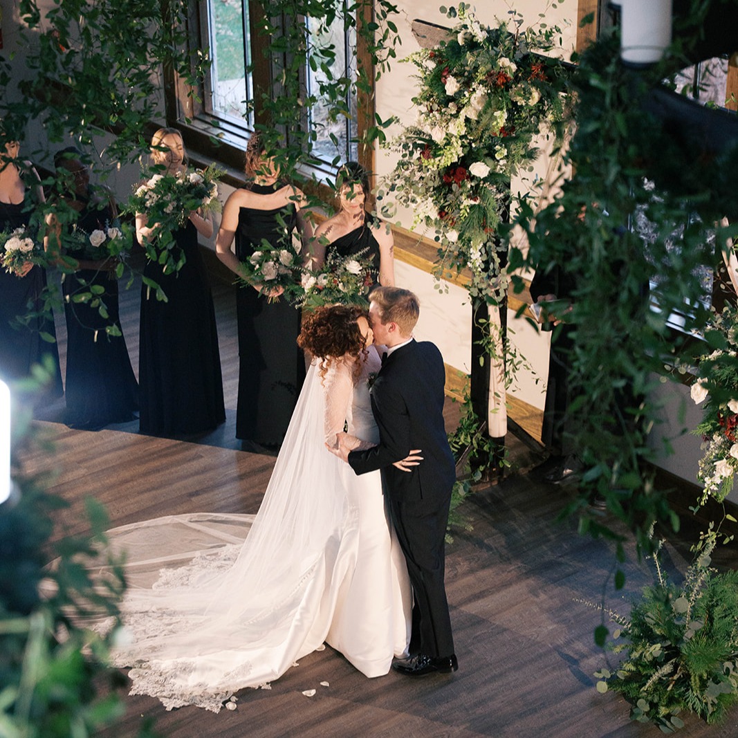 ADD THE GREENERY!!! That is all. :)
@aray_ofevents Team: Shauna, Meghan, Olivia, Brayden
Venue: @silveroakschateau
Catering: @callierscatering
Photographer: @theslonesphoto
Florist: @walterknollflorist
Band: @DiamondEmpireBand
Hair/MUA: @blissbeautybarstl