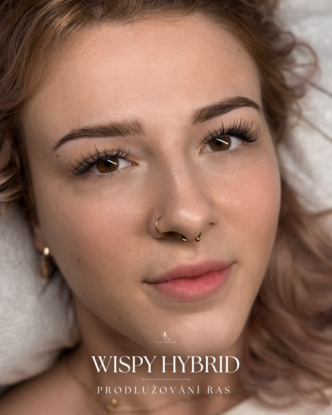 Co jsou to ty "Wispy"? 👀 Jsou to ty delší řasy, které vidíte na tomto setu. Prokládají základní vrstvu řas. Vytvářejí tak texturu a dodávají vzdušnost celkovému vzhledu řas 💗 Lash set by Anna Huyen ✨ #wispy #wispylashextensions #rasypraha