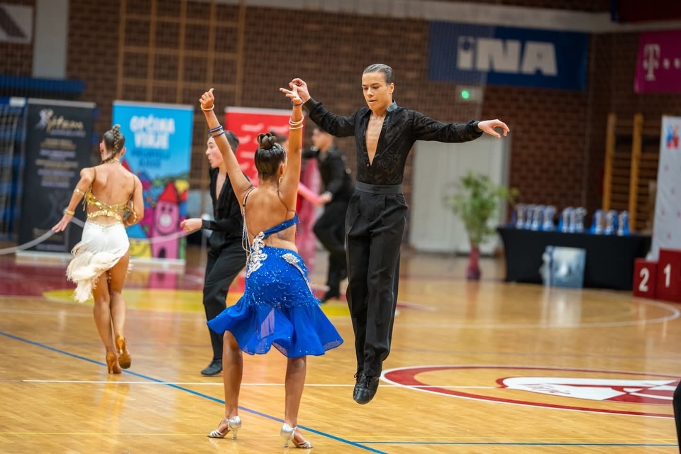 ✨Vid & Julia ✨ - pobjednička energija na plesnom podiju! Naš mladi i karizmatični plesni par u kategoriji mladeži osvojio je naslov državnih prvaka u latinoameričkim plesovima. Uz to, u standardnim plesovima na državnom prvenstvu uzeli su zasluženo srebro! 👏🏼