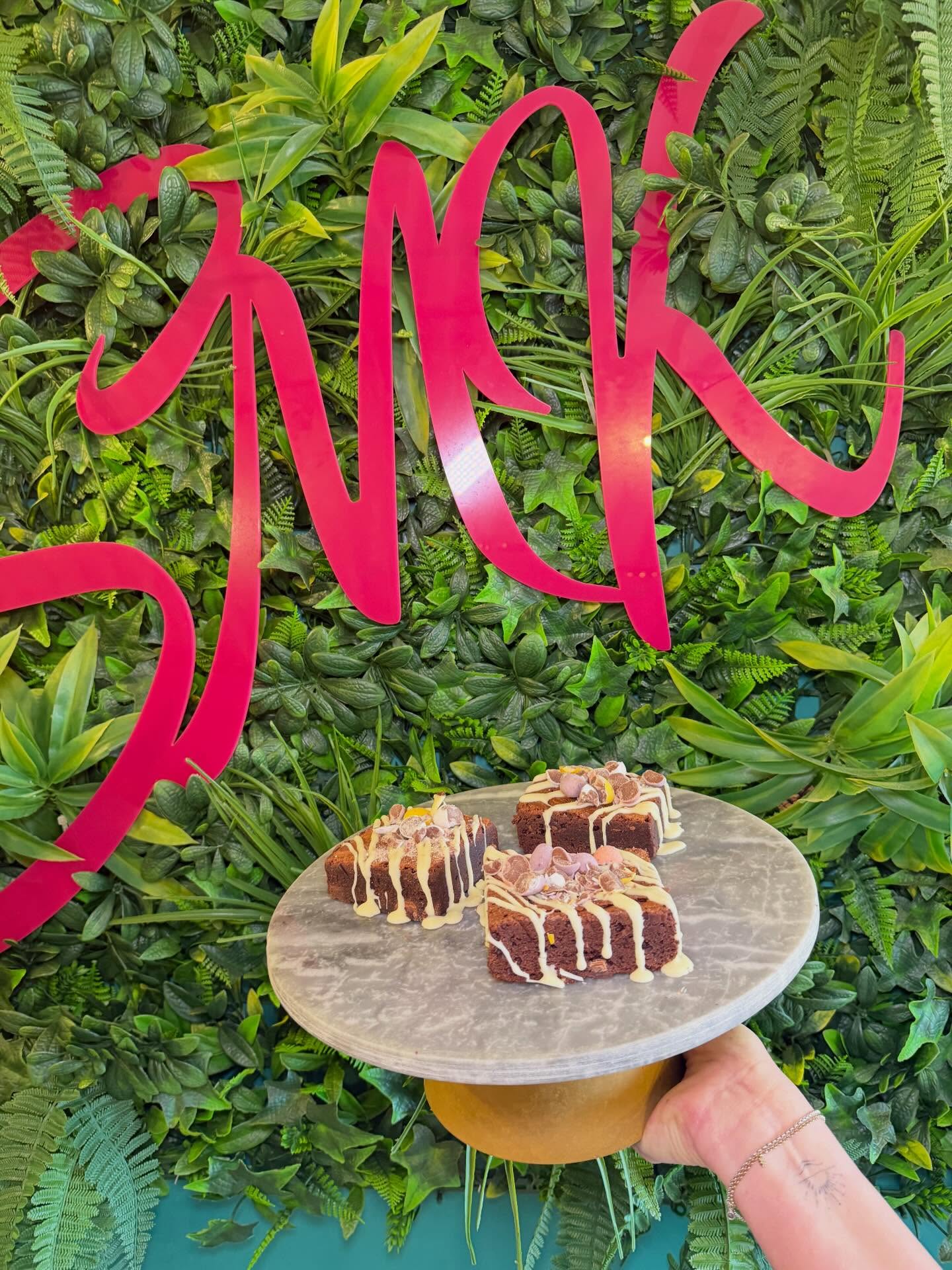 𝙒𝙚 𝙖𝙡𝙢𝙤𝙨𝙩 𝙢𝙖𝙙𝙚 𝙞𝙩 𝙝𝙚𝙖𝙡𝙩𝙝𝙮…… 𝘼𝙥𝙧𝙞𝙡 𝙁𝙤𝙤𝙡𝙨! 🤭🍫
Since it’s officially April, we’ve been baking some seriously delicious Easter bakes ✨
This is most definitely one you need to try! 🍫🤍
#cafe #baking #aberdeen #easter