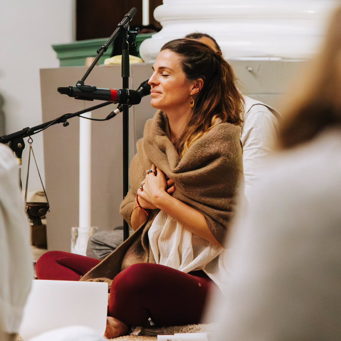 :》》De belichaming worden van wie je wenst te zijn, maar hoe?
Wees er oké mee dat het een reis is, gedurende de levensschool op aarde. Je ziel is hier aan het leren en aan het groeien. Stap voor stap.
En het mag een inspirerende en liefdevolle reis zijn. Inspirerend en leuk. Met momenten even zwaar en uitdagend, maar die momenten zijn er voor ons om van te leren.
De lente is begonnen, het is het moment om jezelf goed energetisch te reinigen van de restjes die bij de winter horen. Wat je zwaar maakt of terugtrekt naar het donker.
Werk er aan, want het licht komt niet vanzelf naar je toe. Een gevoel van vrijheid, geluk, blijheid, het is er niet ineens.
Het komt en is er, wanneer je goed voor jezelf zorgt (en voor jezelf op komt)
Wanneer je voor jezelf kiest.
En achter je keuzes gaat staan.
Wanneer je leert vertrouwen op Spirit.
En op je pad.
Voor mij is dat een blijvende uitnodiging in het dagelinks leven. Om steeds weer afgestemd te zijn.
Op de energie.
Voelen, voelen, voelen.
Wat is juist, wat voelt licht, wat voelt goed.
Waar wordt ik geraakt en kan ook daar dan ruimte aan geven?
🤍😘 you're doing it.
Ps. Ik geef een paar vrijblijvende 30 minuten gesprekken 'weg', zodat ik eens met je mee kan voelen. Stuur me een DM als je hier interesse in hebt.