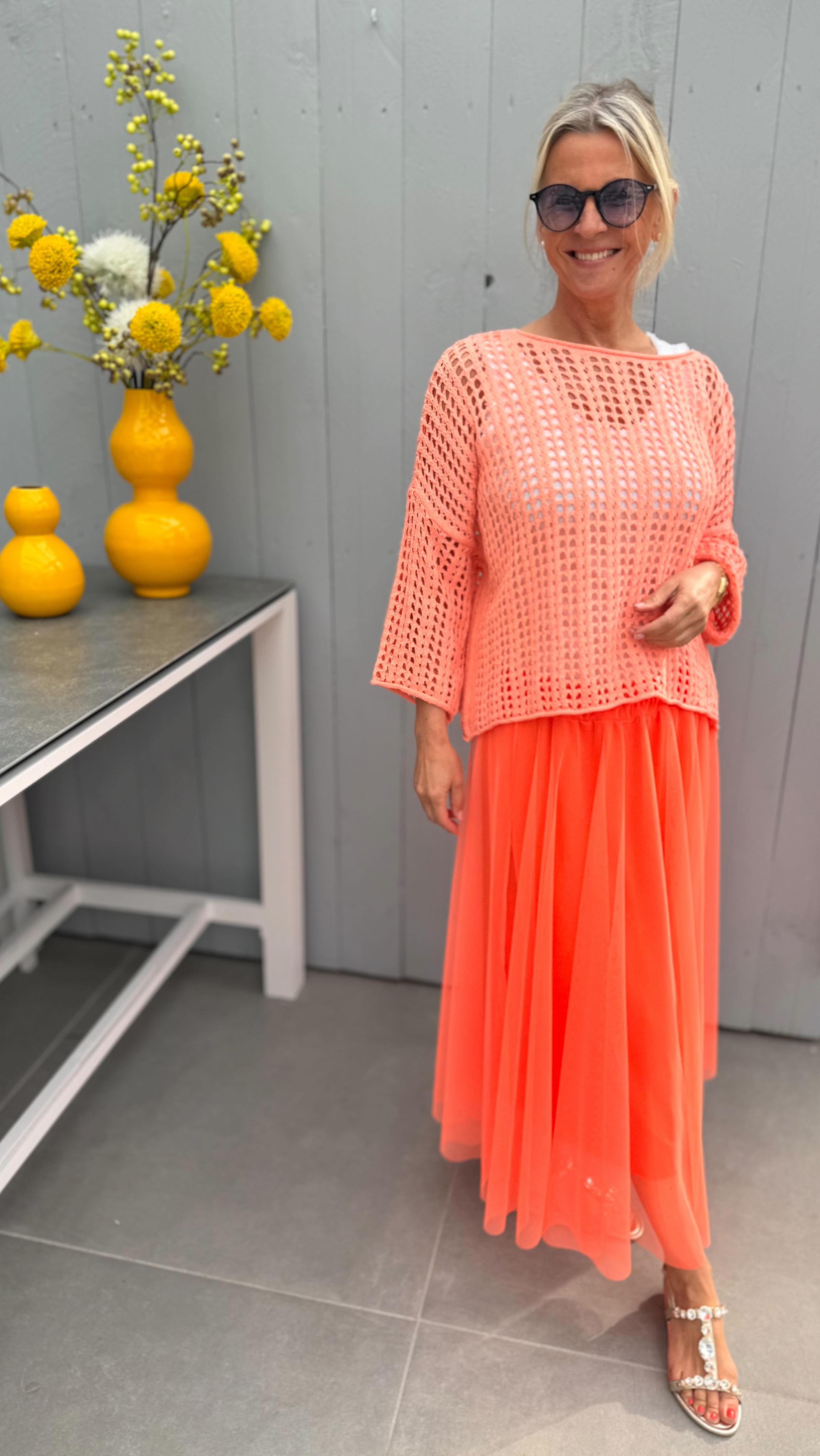 Frauke ist komplett ausgeflippt 😍🔥
Als sie diese Kombi gesehen hat, war sofort klar:
👉 DAS ist ein Sommer-Highlight!
Dieser fließende Neon-Coral Rock bringt einfach alles mit:
✨ Leichtigkeit
✨ Bewegung
✨ WOW-Effekt
Und in Kombi mit dem lässigen Strick-Pulli entsteht genau dieser Look, den man einmal anzieht… und nie wieder ausziehen will 🧡
Wir sind ehrlich:
Wir sind ein kleines bisschen verliebt 😍
Und wir glauben… ihr werdet es auch sein!
👉 Jetzt shoppen – Link in Bio
#fashionboxx #sommerlook #outfitliebe #neonlove #styleinspo #ootd #fashionreel #sommertrend #modeonline #fashionaddict #goodvibesonly #outfitinspiration #summerstyle #trendlook #instafashion