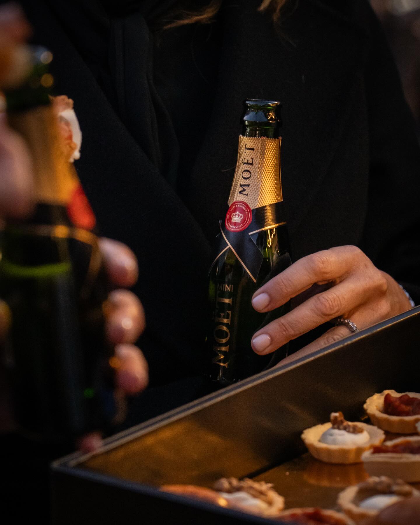✨Last Friday✨
Bollicine&Co. took over Serravalle Designer Outlet 🥂
A night full of champagne, oysters, and amazing vibes.
Beautiful people, great music, and unforgettable moments made it a night to remember.
A huge thank you to everyone who came and made the evening truly unforgettable!
🦪🥂🤍🌙🌟
ph. @andre.mensii.jpg
#bollicine #moet #serravalledesigneroutlet #champagne #oysters