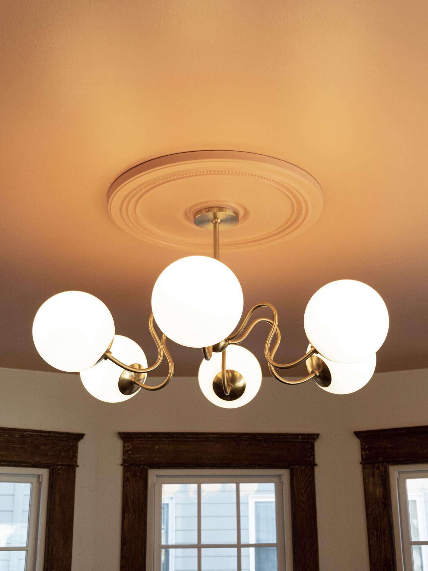 When the world feels uncertain, home should feel steady. That’s not just a design philosophy. It’s the whole point. And honestly, it’s my favorite part of this work, helping clients find that feeling in their own four walls.
My past clients were totally on board when I proposed the pink dining room ceiling. I LOVE that they were totally game. I mean, who doesn’t want their dining room to glow during dinner??
Happy weekend everyone.
Design by #shanalutherinteriors
Photo by @breakerzee
#colorcapping #hudsonvalleyinteriordesign #shanaluther