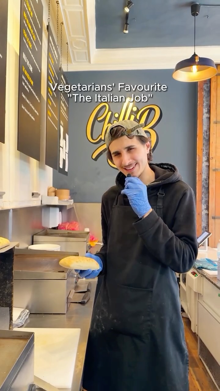 Our vegetarian customers absolutely love this one! The Italian Job 🇮🇹
“Hang on a minute lads, I’ve got an idea..”💡🥪
Tasty mix of sundried tomatoes, mozzarella cheese, black olives, basil & creamy mayo 😌
Choice of Ciabatta | Focaccia | Wrap
#hitchineats #chillibhitchin #theitalianjob #hertfordshireeats #chillibs