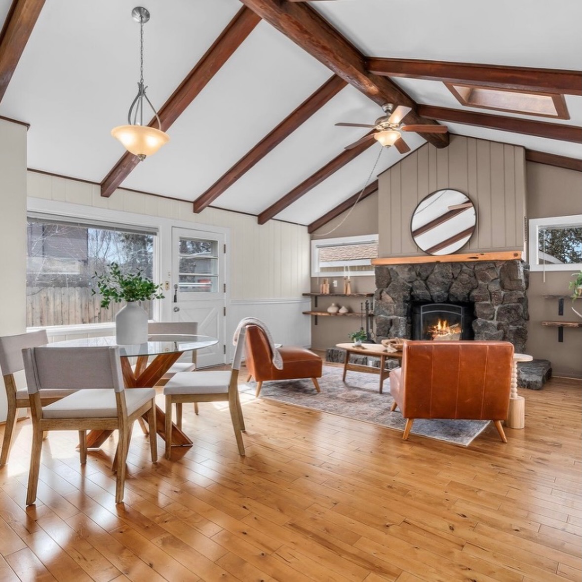 …The Beams are Beaming in this Eastside bungalow 🤍✨
Vaulted ceilings, warm wood tones, and that dreamy natural light create a space that feels both elevated and effortlessly cozy.This is the kind of home that makes you want to slow down, light a fire, and stay awhile.
Staging that highlights the soul of the space—because buyers don’t just see it… they feel it.
.
.
#HomeStaging #BendOregonHomes #EastsideBungalow #StagedToSell #CozyModern RealEstateStyle