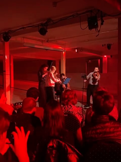 🏊🏻♂️The Pool Sessions
We were very happy and honored to perform at the premiere of this brand new concert series in Den Haag!
Vivaldi’s Four Seasons in a former swimming pool, an immersive experience with live light effects… it was really special and so fun! ✨
A big thank you to @theaterderegentes for the great care, and congratulations on this beautiful and original production. This definitely tasted like more! We look forward to the Pool’s upcoming concerts and to being back again!
Have a look (and listen) to some snapshots from the concert: behind the scenes, on stage, and even a few historical images of the swimming pool through the past century 🎻📸
🤳🏻Video: @elisabartolome