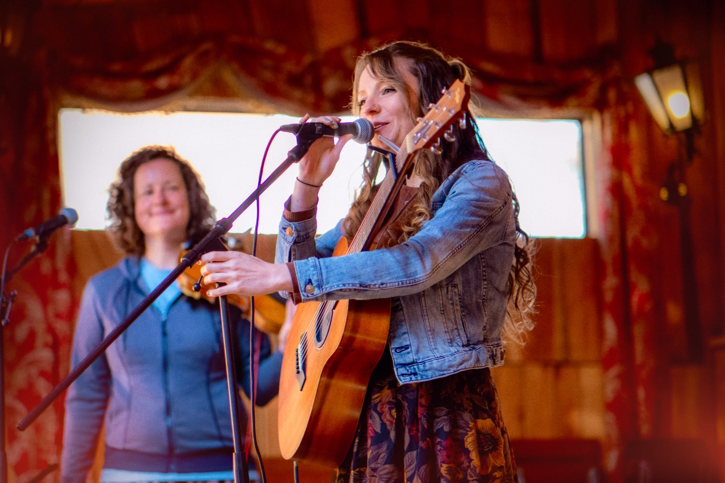 🪿 Ach war das schön gestern im @gans_woanders zusammen mit @susi.salomon!!🪿
So eine zauberhafte Location und sooo viele liebe Zuhörende!✨ Danke, dass ihr alle da wart! 🤍
📸 Und ganz besonderen Dank natürlich an Georg Strobl @stroblschorsch für die tollen Fotos!! 🧡🙏
🧐 Morgen spiele ich dann beim Schall und Lauch Musikquiz in @die_zentrale_zum_rieblwirt in Landshut!
.
.
.
#ganswoanders #münchen #singersongwriter #folk #livemusic