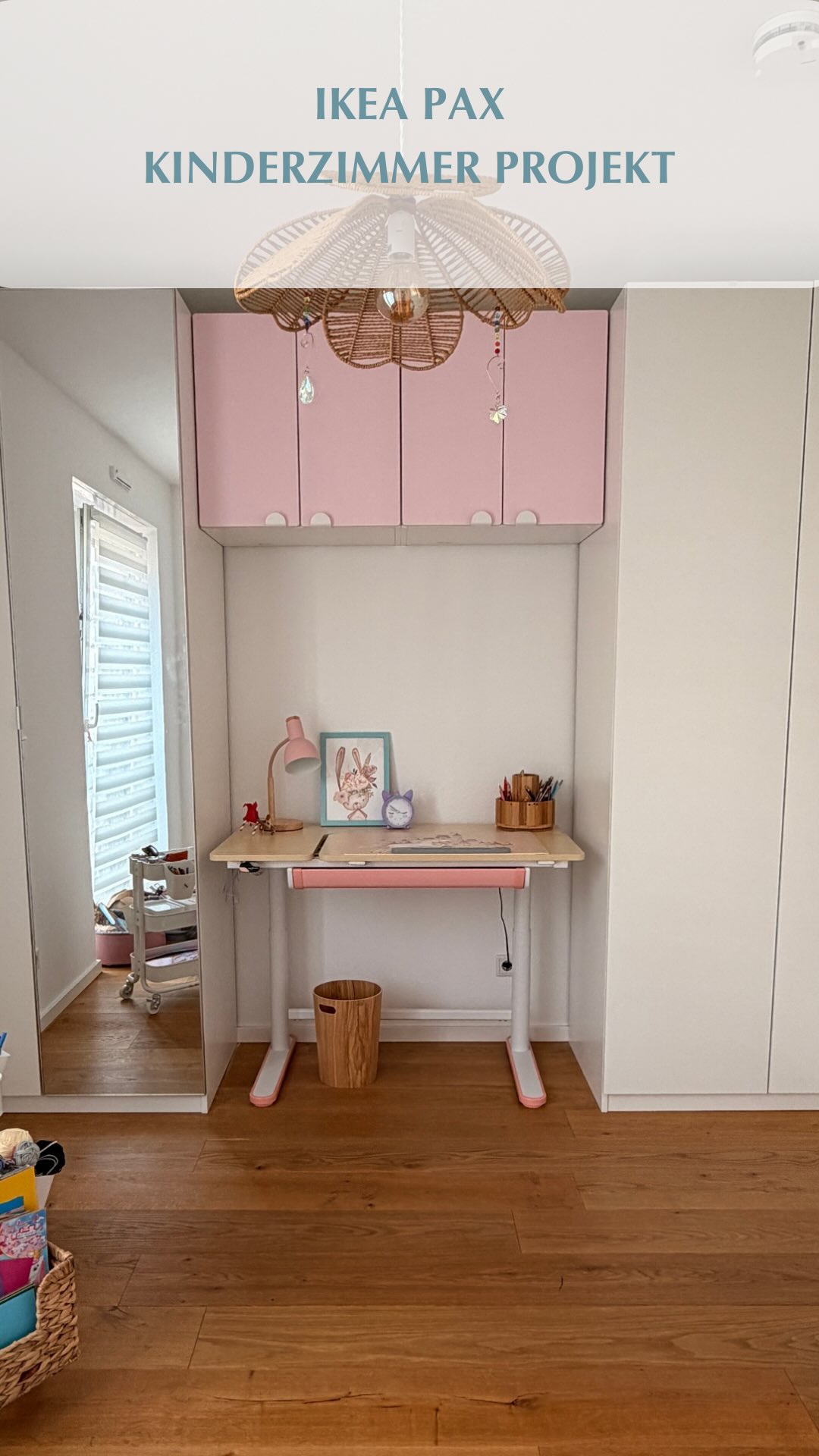 IKEA Pax – Kinderzimmer Projekt ✨
Kommentiere mit „Link“ und du bekommst die komplette Produktsammlung.
Werbung | Affilate*
Dieses Mal wurde nicht nur organisiert, sondern gleich das ganze Kinderzimmer neu gestaltet.
Und nein – ich bin nicht immer allein unterwegs. 😉
Die liebe Katharina @die.ordnungsstrategin war mit dabei. Sie begleitet mich schon eine ganze Weile auf vielen Projekten – und zusammen entsteht einfach nochmal eine ganz andere Energie.
Doppelte Ordnungsexpertise, doppelte Ordnungspower. 💪
Und genau so fühlt sich das Ergebnis auch an.
Durchdacht, funktional und mit ganz viel Liebe zum Detail.
Ich bin Melanie, deine Ordnungsexpertin und organisiere Schubladen, Schränke und Räume so, dass Ordnung endlich funktioniert und Aufräumen leichter wird.
ORDNUNGSSYSTEME FÜR ZUHAUSE
EFFIZIENTE RAUMORGANISATION
PROFESSIONELLE AUFRÄUMHILFE
EINRICHTUNGSKONZEPTE
#ordnungmachtglücklich #ordnungsexpertin #ordnung