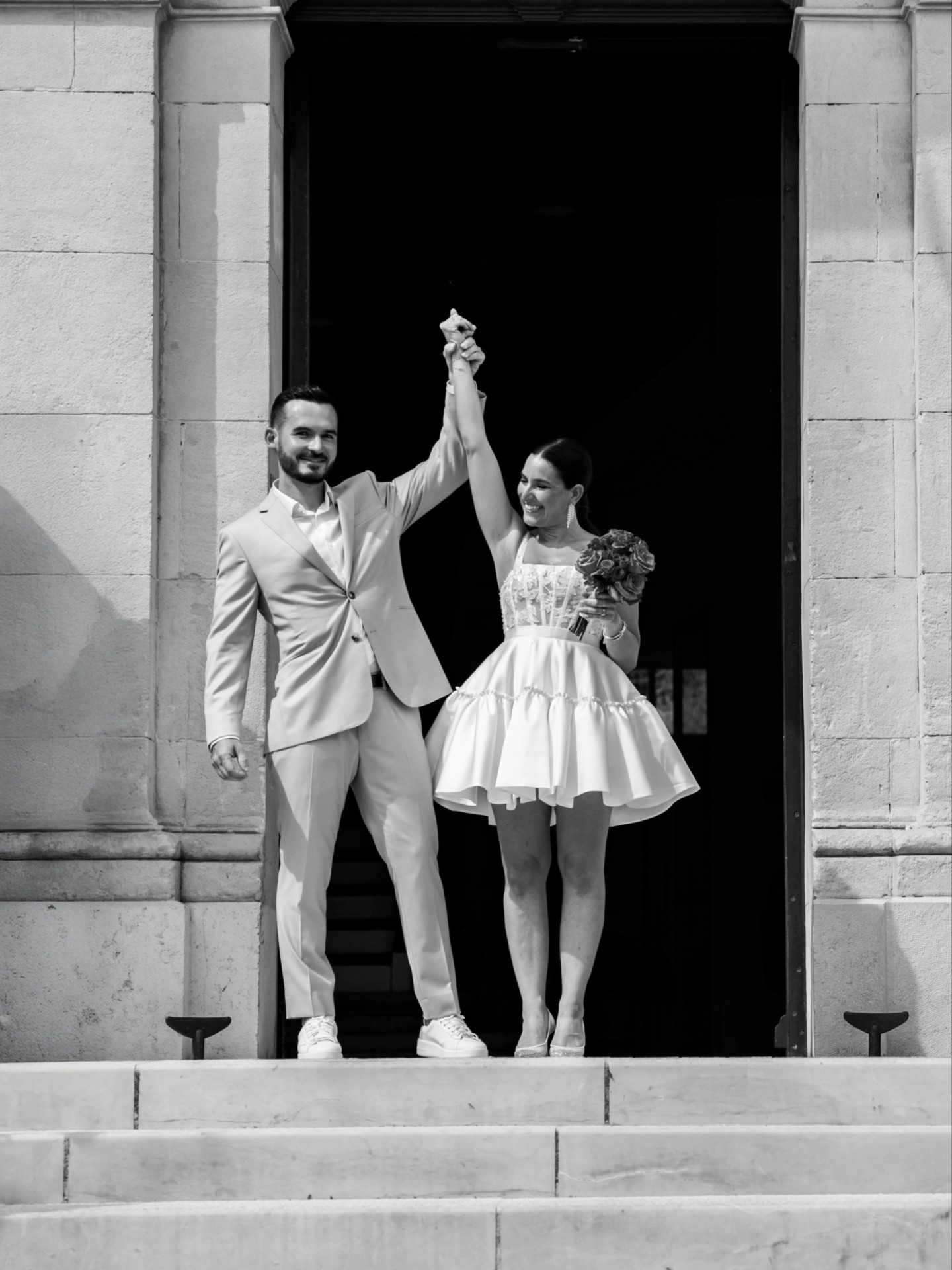 Sophie, mariée 2025, de SIA à YAYOI 🤍
J’adore accompagner mes mariées dans la création de leur vestiaire de mariage complet. Pour Sophie, tout a commencé avec l’évidence :
✨ Le civil en SIA : Une robe courte, moderne et structurée. Le look parfait pour dire "Oui" avec audace et légèreté.
✨ La cérémonie en YAYOI : La robe de mariée longue, déstructurée, audacieuse et pleine de féminité. La modernité à l'état pure !
Deux ambiances, deux coupes, mais une seule et même identité : celle de Sophie, @sophie_bailleb. Merci de m'avoir fait confiance pour sublimer ces deux moments si précieux de ta vie !
Photos : @mandc.studiophoto
Je suis Manon Gontero, créatrice de robes de mariée depuis plus de 15 ans à Marseille. Je t'accueille personnellement en essayage. Infos & rendez-vous via le lien en bio.
#weddingdress #realbride #robedemariee #bridallook #creatricefrancaise