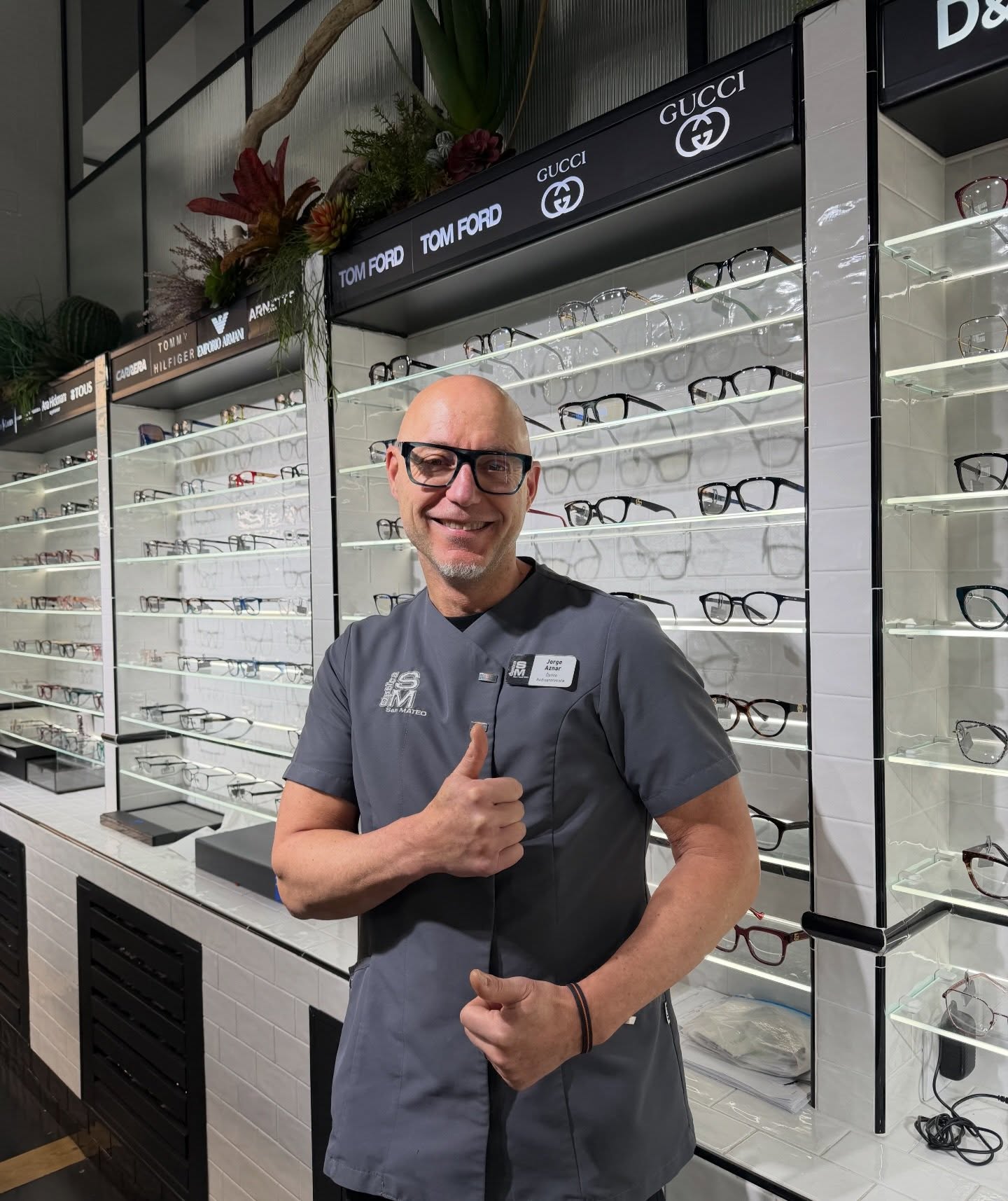 👁️ 💙Hoy es el Día del Optometrista
Y aunque muchas veces no se ve… se nota.
Se nota cuando lees sin esfuerzo.
Cuando conduces con seguridad.
Cuando no terminas el día con dolor de cabeza.
El optometrista no solo mide graduaciones.
Detecta cambios, previene problemas y cuida tu salud visual en el día a día.
🔍 Una revisión a tiempo puede marcar la diferencia entre ver bien… y ver a medias sin darte cuenta.
En Óptica San Mateo trabajamos para que eso no ocurra.
Porque ver bien no es un lujo.
Es calidad de vida.