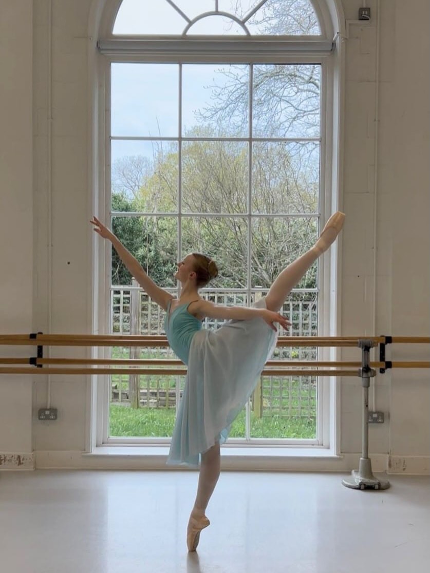 Whether you’re spending the first week of the Easter break (if you have one!) at White Lodge, far far away on your travels, or rehearsing in the studio, I hope you’re wearing Freda Silk!
Here’s @alice_grace_dancer in a gorgeous two layer rehearsal skirt called Top of the Wave 🌊 pale turquoise and ivory
#ballet #balletskirt #dancewear #chiffonskirt #balletlife