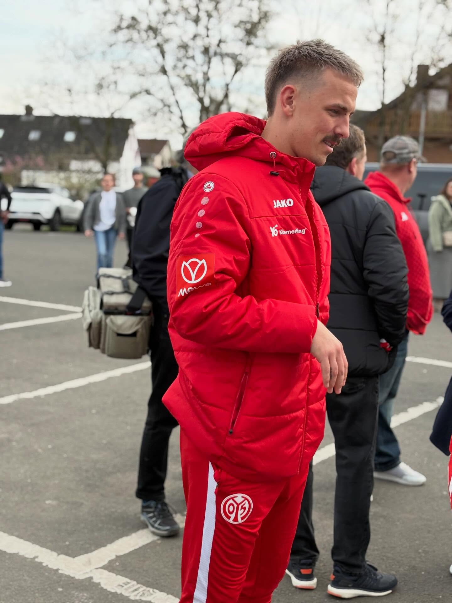 Hi Phillip, willkommen in Dienheim 💙🤍
Was für ein Empfang 🤩🤩🤩 Schön, dass du da bist!
#dienheim #mainz05 #meineheimatmeinverein #05erclubpartner