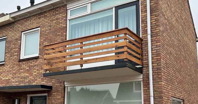 Laatst dit mooie eikenhouten balkonhek mogen maken en plaatsen in Huisduinen. Het rustieke eikenhout geeft dit hek een stoer en warm uiterlijk en is erg duurzaam. Helemaal omdat we het ook nog hebben behandeld met een UV bestendige transparante lak. #eikenhout #rustiek #balkon #duurzaam #maatwerk #makita