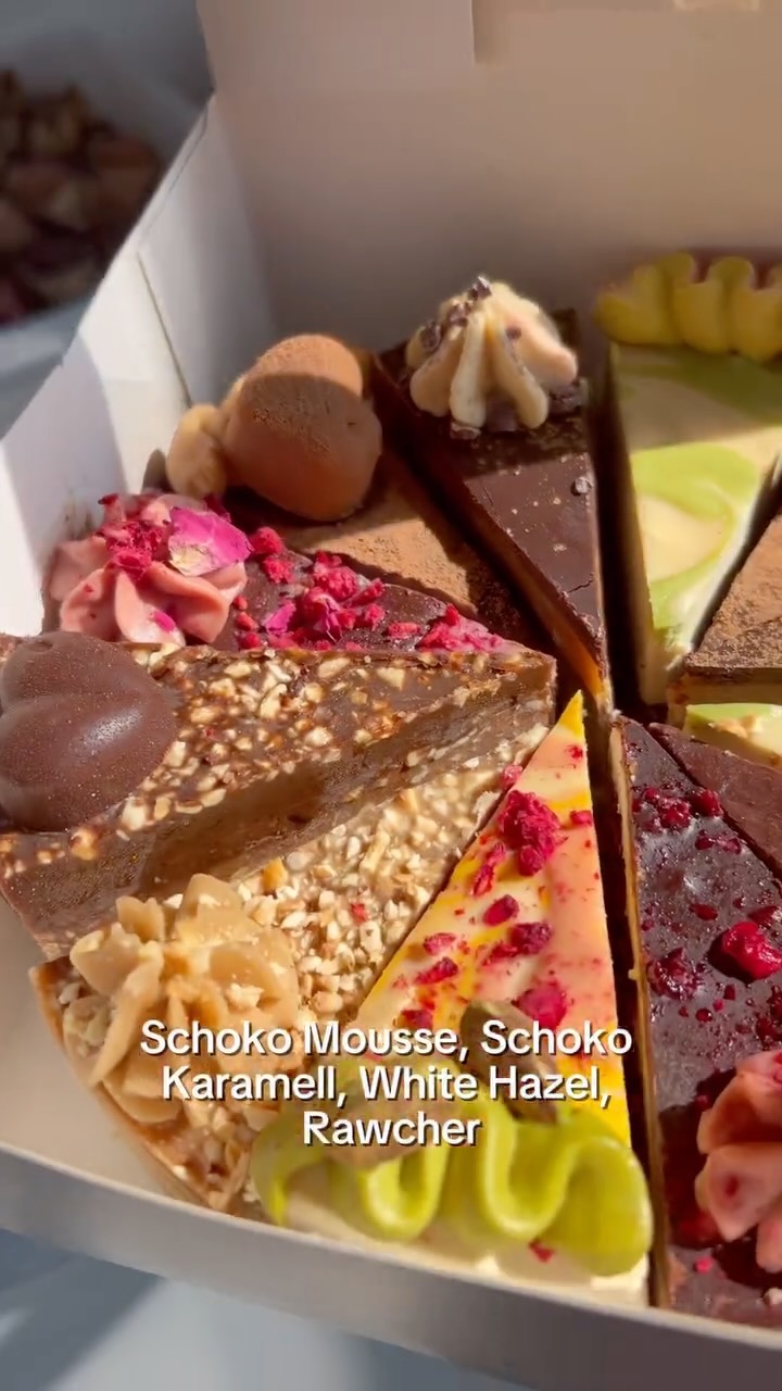 OSTERSPECIAL No. 2 🐣
Es ist mittlerweile Tradition geworden.😍
Zu Ostern gibt es im Shop unsere originalen Mixed Mini Raw Cake Torten. Das ist ein Mix aus 12 Stücken in 9 verschiedenen Sorten. 🙌🏼
Für mich immer wieder ein großes Highlight, nicht nur gemischte Goodieboxen, sondern auch unsere gemischten Torten anzubieten. 😊 Wenn auch bisher nur 1x im Jahr - da die Herstellung zumal sehr aufwändig ist, die Lagerung viel Platz und die Vorbereitung viel Zeit in Anspruch nimmt. 🙈
Und trotzdem, genau diese Besonderheiten erfüllen mein Herz am ALLERMEISTEN und bei euch kommt der Mix wohl genauso gut an! 🥰
Die Mixed Cakes sind ab diesem Sonntag, den 22. März wieder online verfügbar - lass dir nicht zu lange Zeit! 😍
#glutenfreevegan #intuitiveeating #naschenohnereue