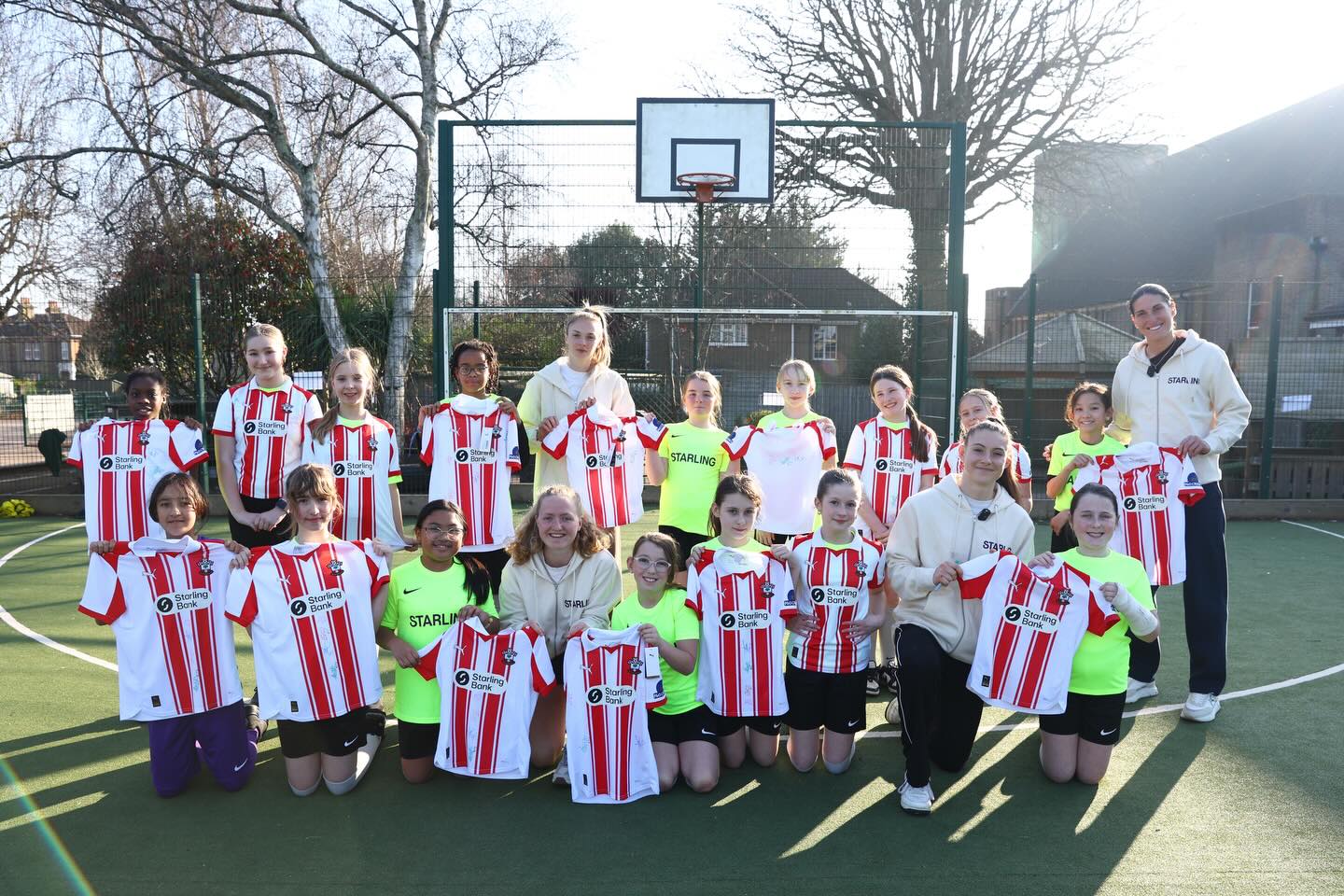 What an inspiring visit! 💫 Players from @saintsfcwomen stopped by to promote girls’ football with @starlingbank — our girls had an amazing time on the pitch and even took home signed kits! ⚽️