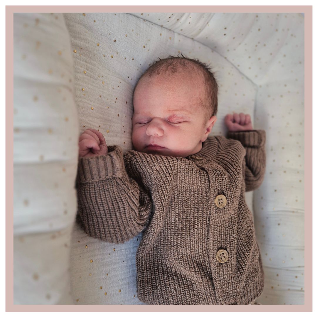 WELKOM VERA! 🩷
Vera is geboren op 11-03-2026 om 03:22u, bij een termijn van 40 weken en 2 dagen. Ze woog 2930 gram.
Toen Lotte 35 weken zwanger was, werd er opgemerkt dat Vera mogelijk aan de kleine kant was, net als haar grote zus Mia. Om die reden waren er extra echo's en controles in het ziekenhuis nodig. De conclusie werd dat dit kindje kleiner was, maar dat ze ook haar eigen lijntje volgde. Om die reden mocht Lotte weer gezellig onder zorg bij ons zijn en daar waren deze ouders heel blij mee! Lotte wilde namelijk graag bevallen onder onze begeleiding! 🤍
De week voor de bevalling rommelde Lotte flink. Ze kon er slecht door slapen en dat maakte het pittig. Tessa kwam een keer extra op huisbezoek, omdat de bevalling mogelijk begonnen was. Dit was helaas een valse start.😥 Op dinsdagavond 10/3 kwam Joyce thuis langs, omdat Lotte meer rommelde en weeën leek te hebben. Het leek toch nog niet helemaal de bevalling te zijn en we wachtten af. Na een warme douche leken de weeën toch echt door te zetten en belde Lotte opnieuw. Ze kreeg Tessa aan de telefoon. 📞 Tessa kwam op huisbezoek en Lotte had 3cm! De weeën waren nog onregelmatig van aard, maar we besloten naar het kraamhotel te gaan en daar af te wachten. In het kraamhotel ging Lotte onder de douche en na een tijdje besloten we de vliezen te breken. 💦 Toen ging het vlot! Lotte had veel baat bij het TENS-apparaat. Het ging super goed en de persfase was al snel aangebroken. Lotte vond het spannend maar perste goed mee. 💪 Na 10 minuten werd lieve Vera geboren, wat een prestatie! Ze was inderdaad wat kleiner, maar vanaf het eerste moment deed ze het ontzettend goed. Zelfs aan de borst was Vera een natuurtalent! Al snel mochten papa, mama en Vera naar huis en kon het genieten met fijne kraamzorg beginnen. 😍
Lieve Lotte en Tommie, van harte gefeliciteerd met jullie lieve dochter Vera. Ontzettend knap gedaan! Wij wensen jullie veel geluk toe met z'n viertjes. Liefs Team Lev. 🤎
#babygirl #zusje #welkomkleintje #verloskundige #geboorte #bevalling #liefdevol #vertrouwd #LEV