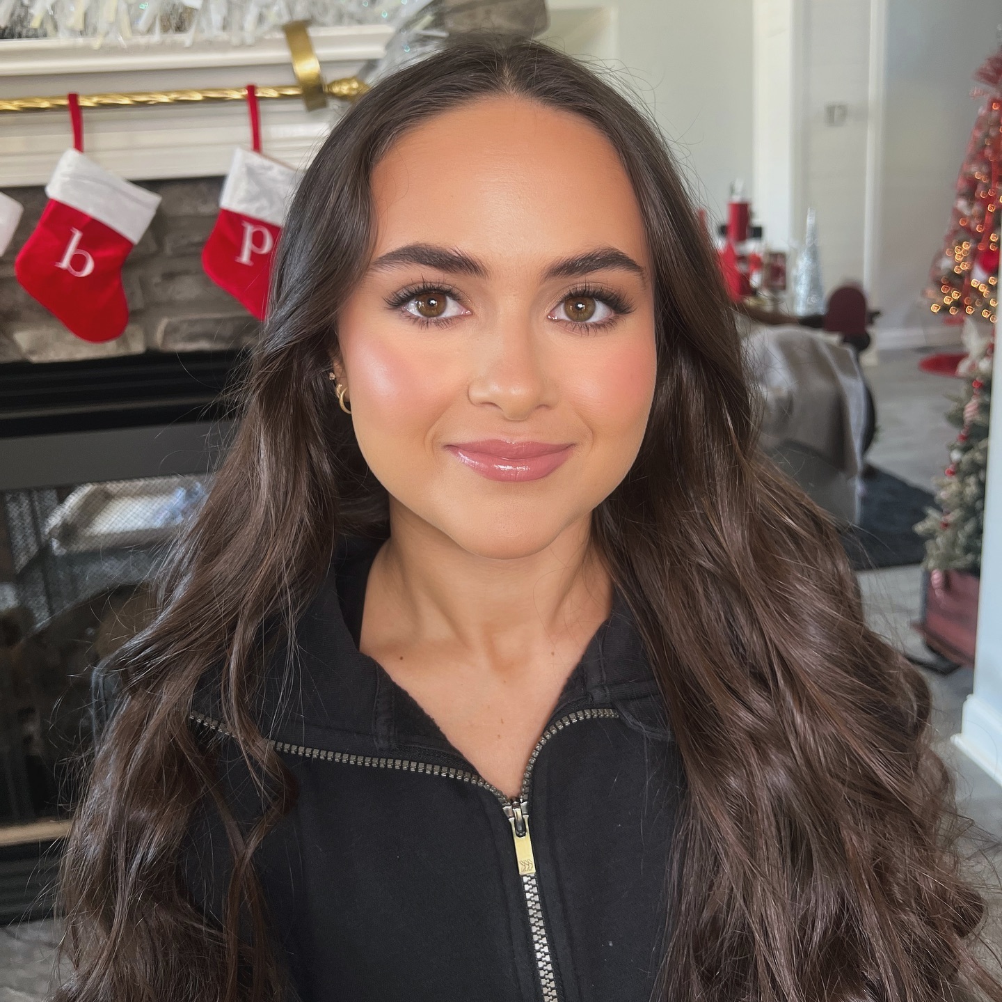 Bronzey soft glam on the beautiful @victoria_hughes16 this morning for her graduation pictures🤩 #makeupartist #makeup #bridalmakeup #alabamamakeupartist