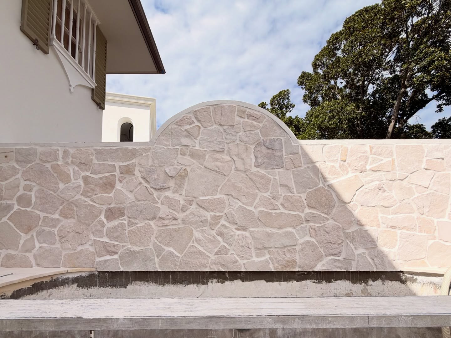 Our team just finished this gorgeous stone cladding project creating a stunning head piece above a pool in picturesque Bellview Hill. Swipe to see more ——> @jbuild_sydney