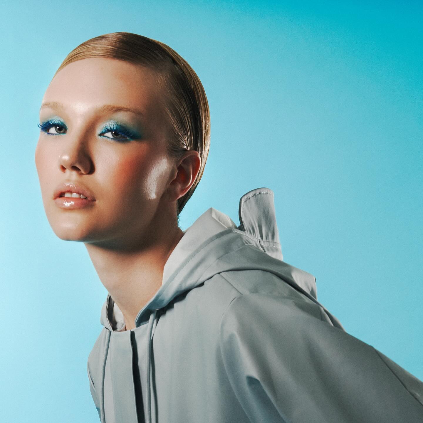 I’m blue 🩵
Model @juliette.andrews
Photographer @pauljsunga
Makeup ME💄
Hair @hairbyannakay
Lighting @christophan.feels
Video @jloudr
@modelgenesis @rains @bluebellhk @thehivestudioshk
#blueeyes #bluemakeup #beauty #makeupartist
#hongkongmakeupartist #hongkongphotography #fashion #ilovemyjob💄