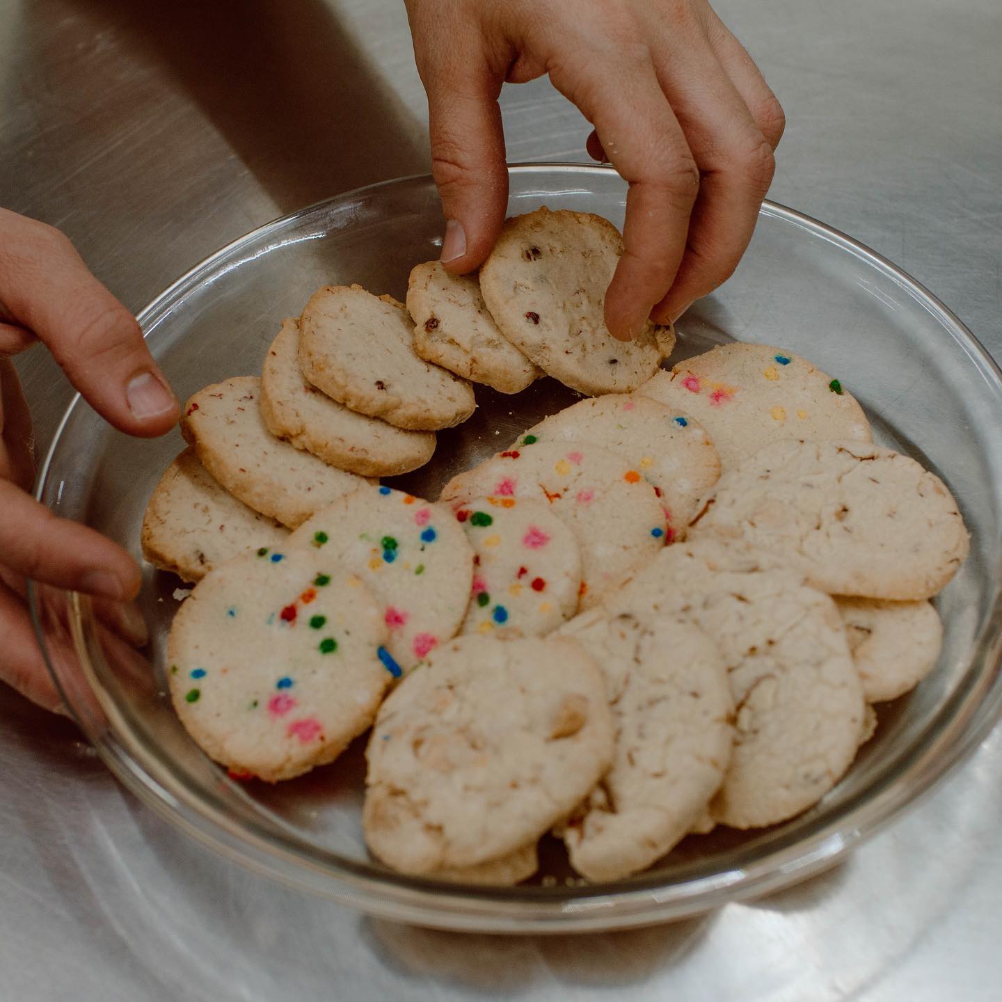 How many of you are aware that today is “No Diet Day”? To honor this day, we’re sharing some photos of beautiful bakes and scrumptious treats from the past few months. 👩🏻🍳🧁🍰🍪🥖🍞
#Clove #dessert #pastry #nonprofit #empower #nodietday #pastrychef #pastrychefsofinstagram #smallbusiness #localbusiness #hamtramck #detroitsmallbusiness #womenowned #womenownedbusiness