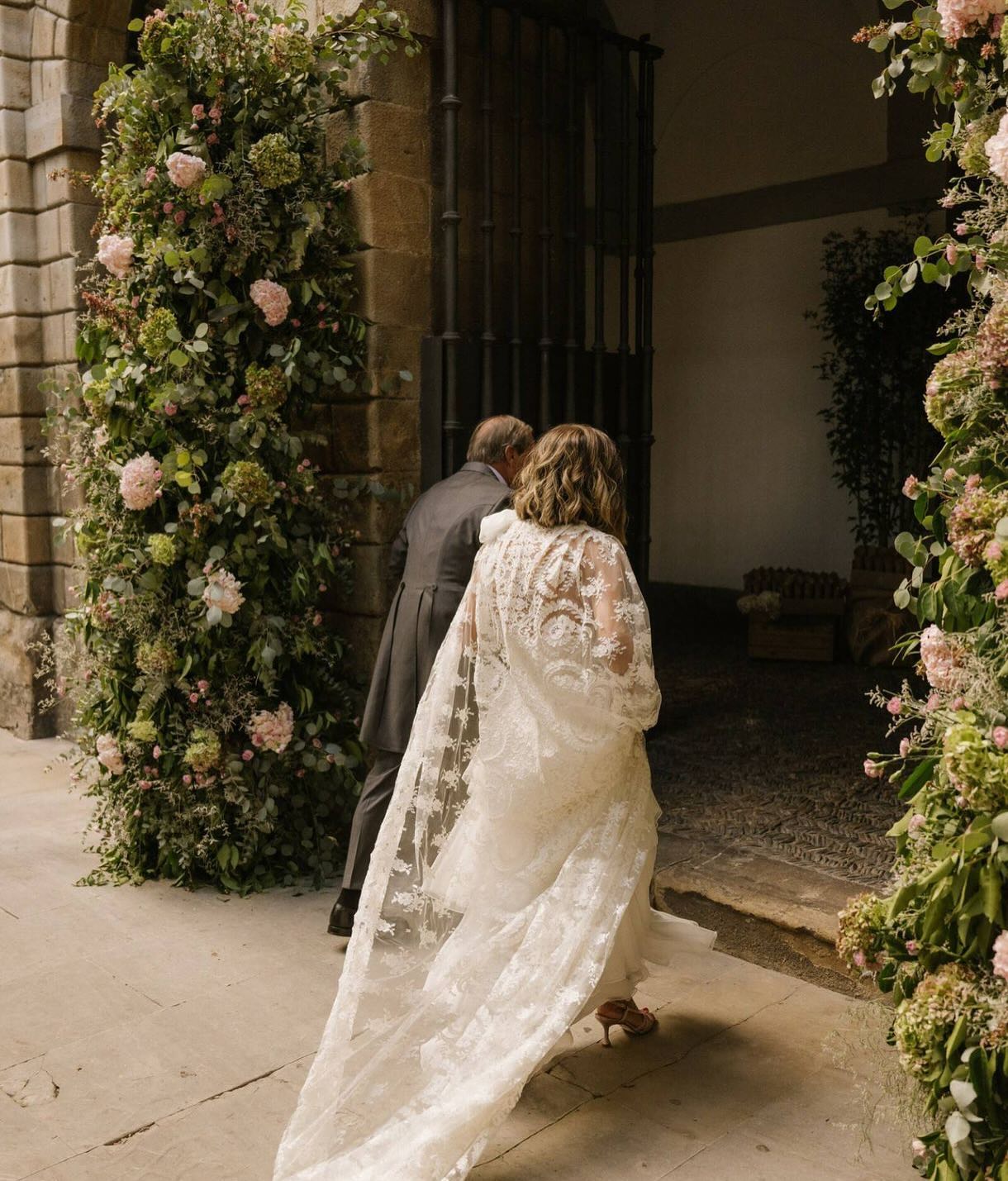 Una boda muy especial ✨💐
Bea y Jon se casaron en septiembre y nos eligieron para acompañarles en su gran día.
Hoy ha salido un artículo precioso en @vanitatis y os lo queríamos enseñar.
Gracias @beaecharte y @jongarnica5 por confiar en nosotras 🤍
📸 @diluart.photo