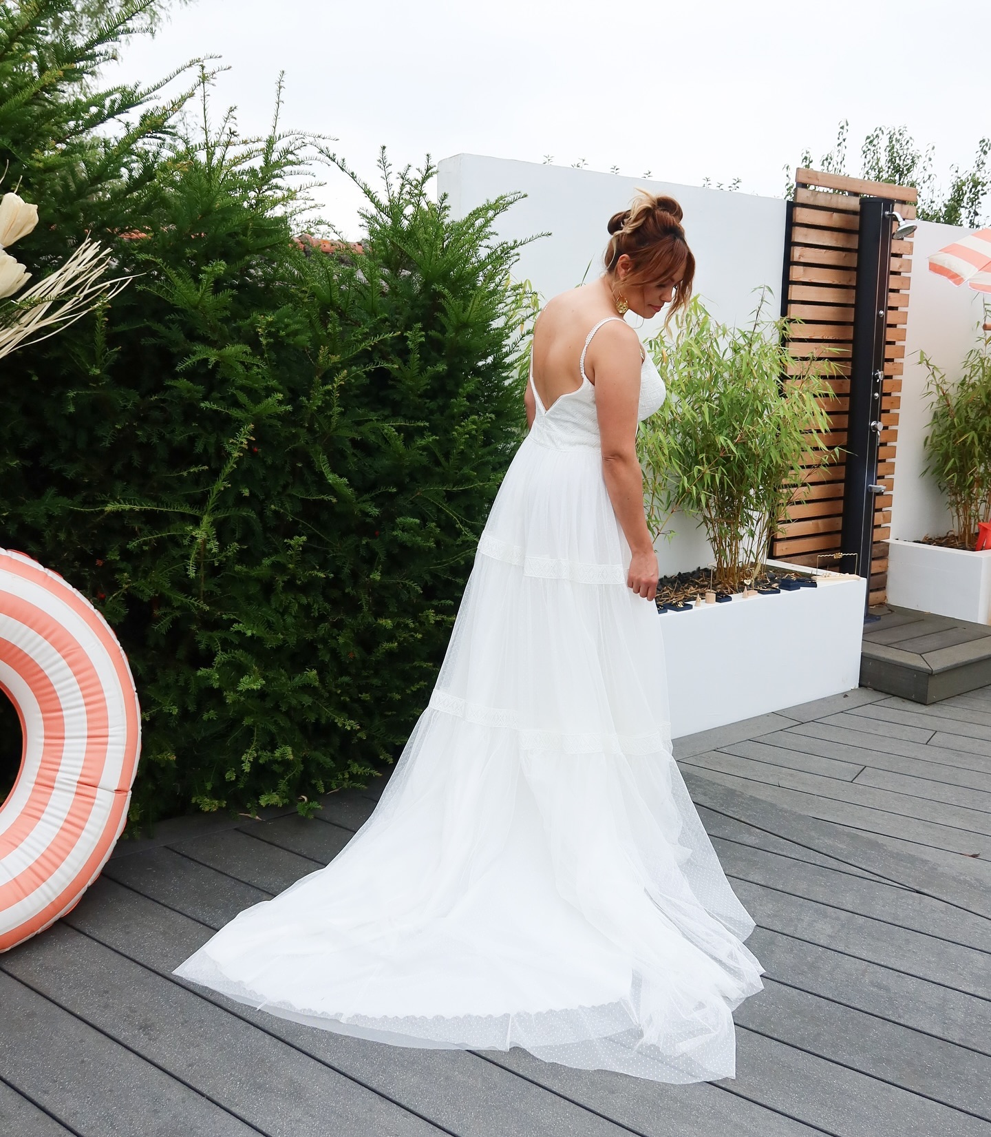 cette robe bohème iris est élégante avec sa longue traîne fluide.
Elle présente un design sans manches avec de fines bretelles, un corset en dentelle et un dos en forme de V profond, offrant une silhouette de rêve.
La jupe est recouverte d'un tissu en tulle léger et aéré, ajoutant du volume et de la grâce.
disponible à la location
Mariage - cérémonie - robe de mariée - Lille
#mariee #robe #mariage #lille #robedemariee #location