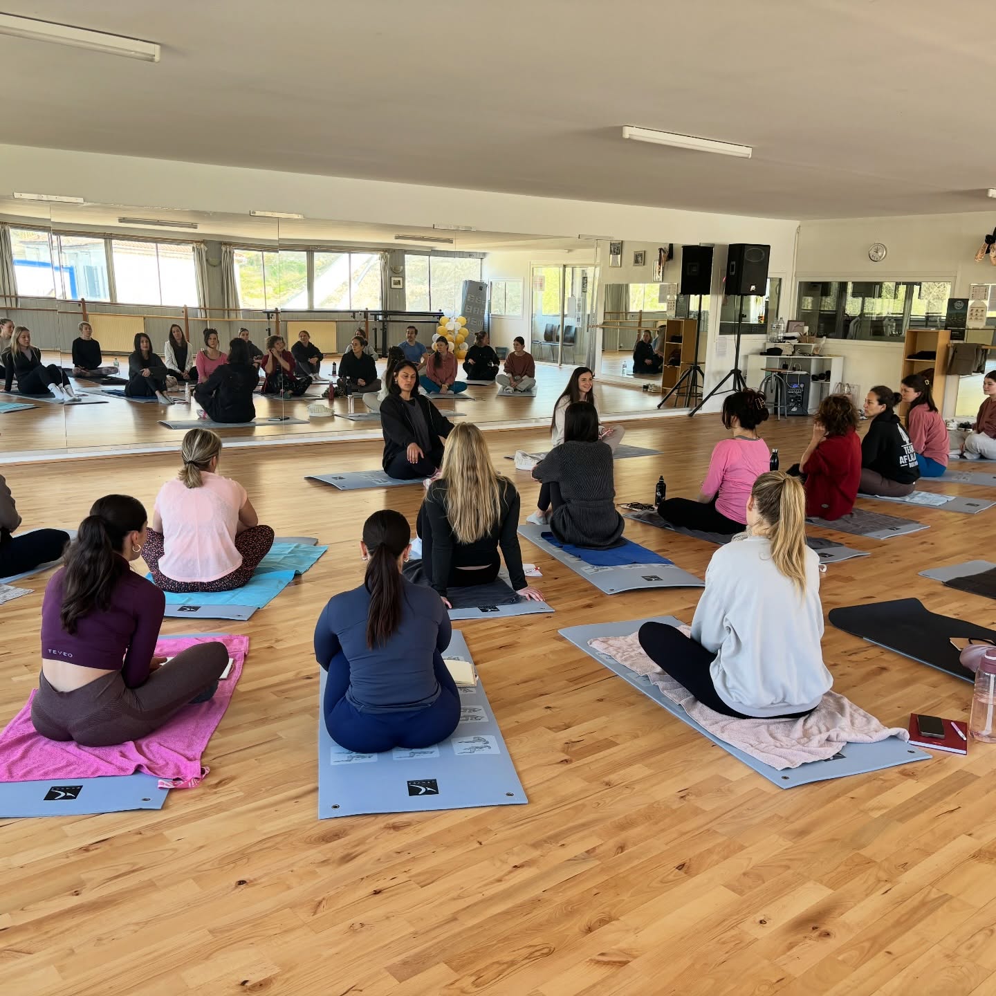 ✨ Première édition de notre brunch & bien-être ✨
Ce matin, on a pris le temps.
Le temps de se reconnecter à soi, à son corps, à ses sensations. Et le temps de se poser les bonnes questions.
🧠 Une heure de préparation mentale @apollineburgaud
🧘♀️ Une heure de Pilates @melfit_lab
🍌 Et un moment convivial et gourmand avec @banana_angouleme
Un vrai moment de partage, d’échange et de présence… exactement ce qu’on voulait créer 💛
Voir ces moments prendre vie, vous voir vous connecter, réfléchir, ressentir… c’est pour ça que j’aime autant ce que je fais.
D’autres éditions arrivent très bientôt…
Si tu veux en faire partie, envoie-moi un message privé ou reste connecté 🤍
Merci à tous pour votre présence et votre énergie 🙏🏼
Et merci @atelierdeladansekatiaseguin 🙏🏼