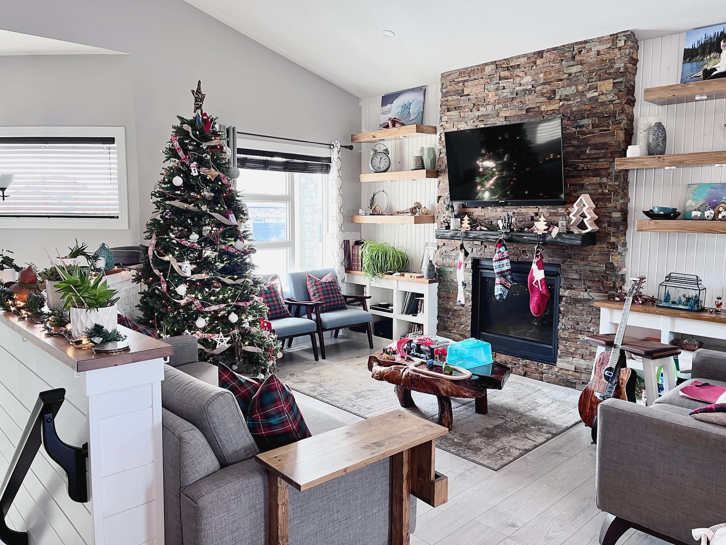 Here’s a glow-up comparison… a before and after in many senses - hint: the extra stocking and train set on the table are my favourite parts.
It’s been a crazy year, thank you for your support and have a wonderful Christmas season.
.
.
.
.
#lawrencefinishing #fireplacedesign #livingroomdesign #livingroominspiration #interiordesign #floatingshelves #livingroomstyle #beforeandafterhome #yxe #yxelocal #livingyxe #yxebuilder #beforeandafterhomeedition #christmaslivingroom