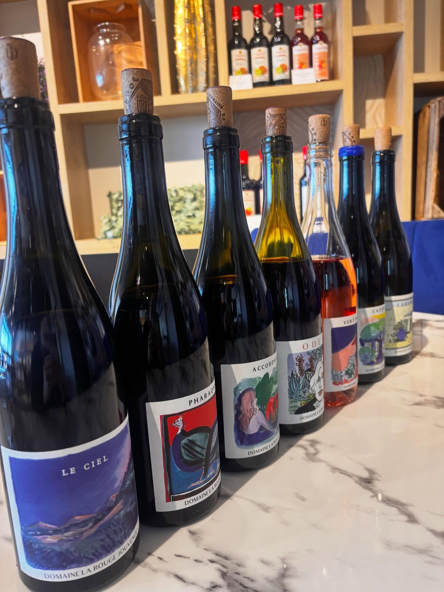 Découvrez dès aujourd’hui les vins du @domaine_larougejouvence dans notre restaurant.
A consommer sur place autour d’un bon plat🍛 ou à emporter.
Le blanc;
L A B Y R I N T H E 2 0 2 3
AOC Côtes-du-Rhône Villages Rochegude • 100% Viognier • Vin blanc sec, aromatique
d’abricot confituré et de fleurs blanches, gras, enveloppant
Le rosé
V E R T S M A R A G D I N 2 0 2 5
AOC Grignan-Les-Adhémar • 100% Carignan • Vin d’apéritif sec et rafraîchissant, aromatique
d’agrumes : pamplemousse et citron yuzu
Les rouges
O D E T T E 2 0 2 2
AOC Grignan-Les-Adhémar • 1/3 Syrah – 1/3 Grenache – 1/3 Carignan • Vin rouge épicé
et fruité, chaleureux et passe-partout
A C C O R D A I L L E S 2 0 23
AOC Grignan-Les-Adhémar • 35% Mourvèdre – 30% Syrah – 35% Grenache • Terroir de La-
Baume-De-Transit • Aromatique caractérisée par des petits fruits noirs • Tanins souples