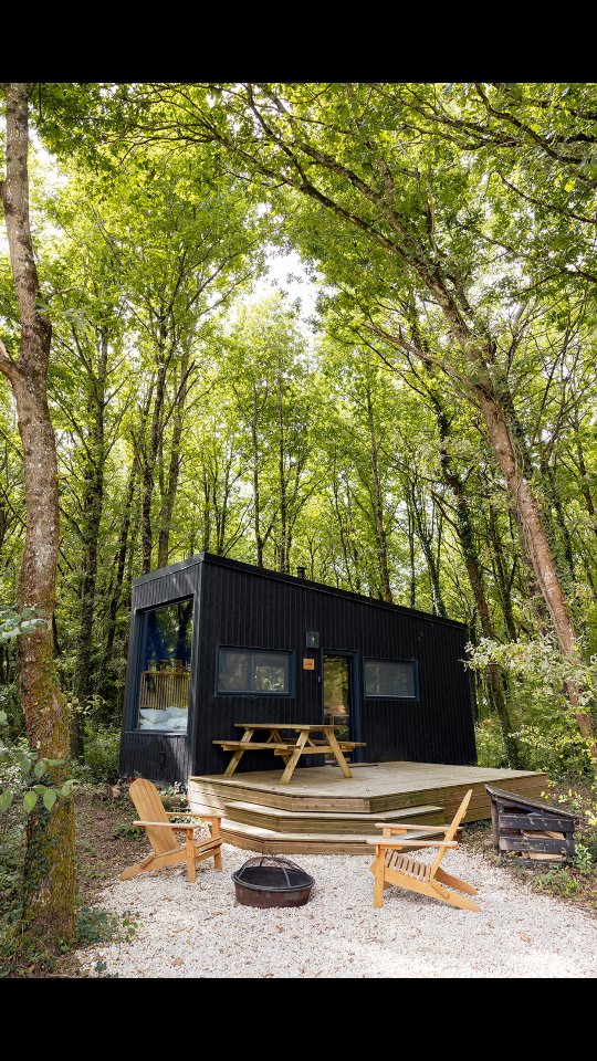 Très heureux.ses de vous présenter notre partenaire de la catégorie poétique : @parenthese.tinyhouse , un lieu qui nous fait rêver depuis très longtemps et on espère peut-être que ce soit aussi pour le Festival le début d'une belle histoire...