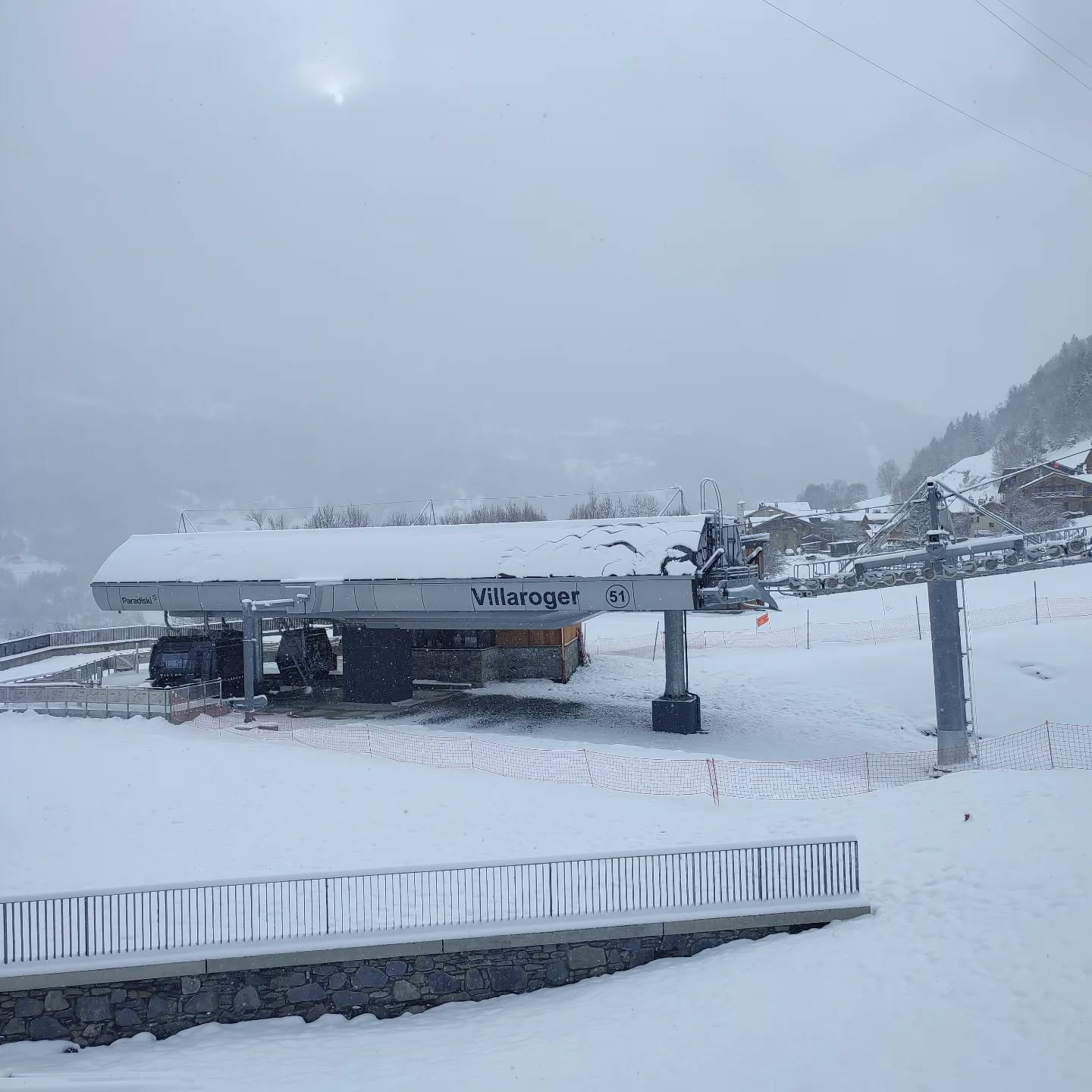 L'hiver est de retour !!! Winter is back !!!
#snowday #chaletlejolipre #lesarcsvillaroger #cateredchaletholidays #chaletlife