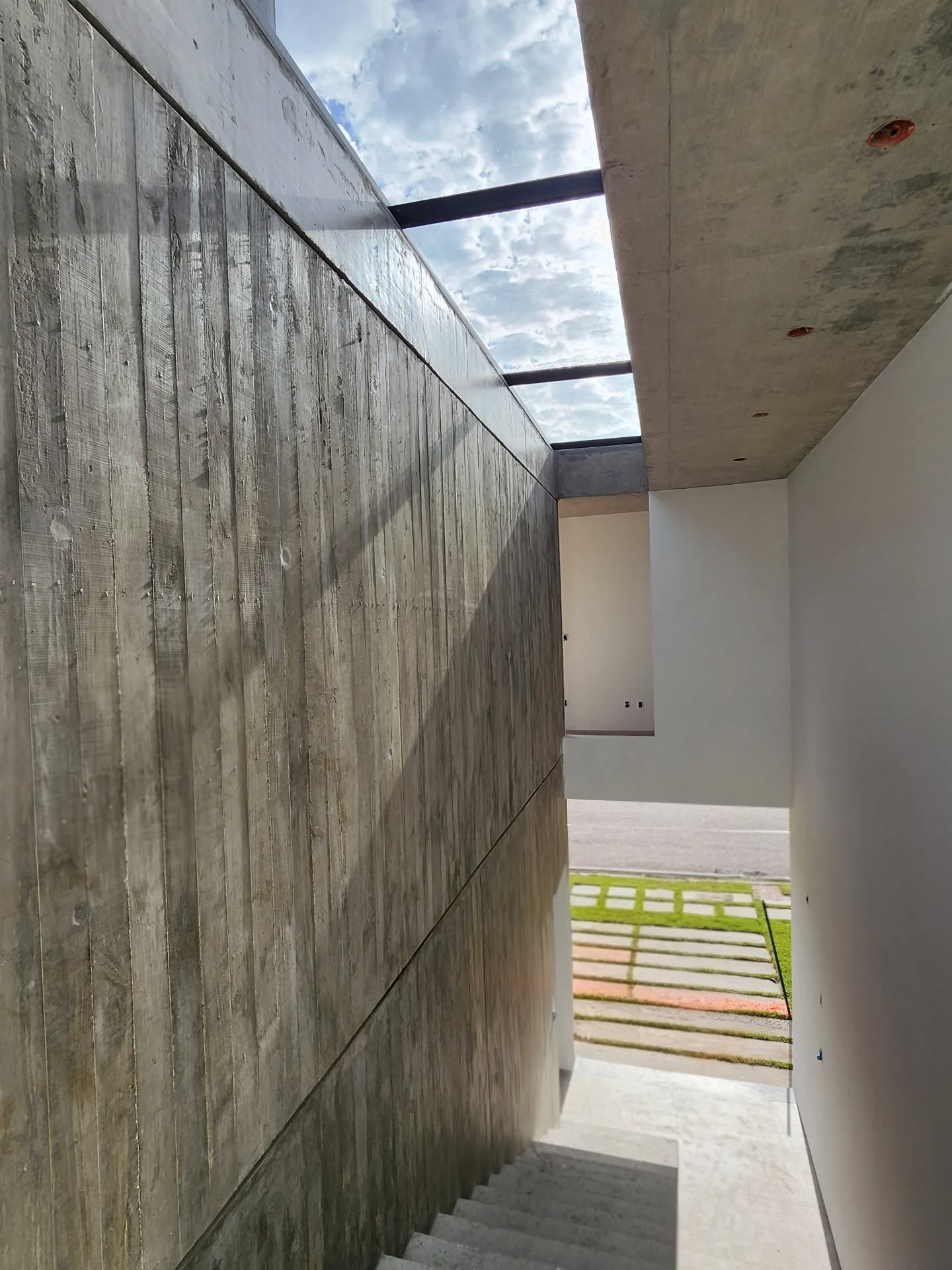 Casa Arvoredo | 2025
Concreto, luz e verticalidade. A escada de Arvoredo revela um dos espaços mais marcantes do projeto: o encontro entre o concreto aparente, a luz natural e a altura generosa que organiza a circulação da casa.
Um gesto arquitetônico sólido e preciso, onde cada plano valoriza a textura, a sombra e a simplicidade que definem a essência Kubiko.
.
Casa Arvoredo | 2025
Hormigón, luz y verticalidad. La escalera de Arvoredo revela uno de los espacios más fuertes del proyecto: el encuentro entre el hormigón visto, la luz natural y la doble altura que organiza la circulación de la casa.
Un gesto arquitectónico sólido y preciso, donde cada plano potencia la textura, la sombra y la simpleza que define la esencia Kubiko.
.
www.kubiko.com.br
#kubiko #florianopolis #investimento