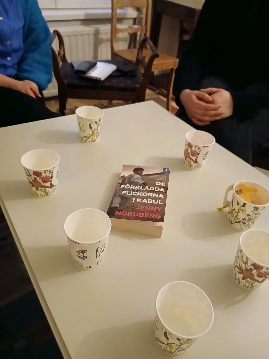 Sve/fin
📚 Hemliga bokklubben träffas en gång i månaden för att diskutera litteratur som blivit förbjuden i delar av USA.
💭 Den senaste boken vi diskuterade var De förklädda flickorna i Kabul, skriven av Jenny Nordberg. Mycket intressant läsning och givande samtal.
Nästa bok som vi läser är The Hate U Give av Angie Thomas. Vi träffas nästa gång måndag 20.4 kl.18 vid prästgården.
Mera info om bokklubben finns på vår hemsida chydeniusprastgard.fi.
____
📚 Salainen kirjakerho kokoontuu kerran kuukaudessa keskustelemaan kirjallisuudesta, joka on kielletty osissa Yhdysvaltoja.
💭 Viimeisin kirja, josta keskustelimme, oli Kabulin tyytöjen salaisuus, jonka on kirjoittanut Jenny Nordberg. Erittäin mielenkiintoista luettavaa ja antoisia keskusteluja.
Seuraava kirja, jonka luemme, on The Hate U Give, kirjoittanut Angie Thomas. Seuraava tapaaminen on maanatai 20.4. klo.18.00 pappilassa.
Lisätietoa lukupiiristä löytyy verkkosivuiltamme chydeniusprastgard.fi.