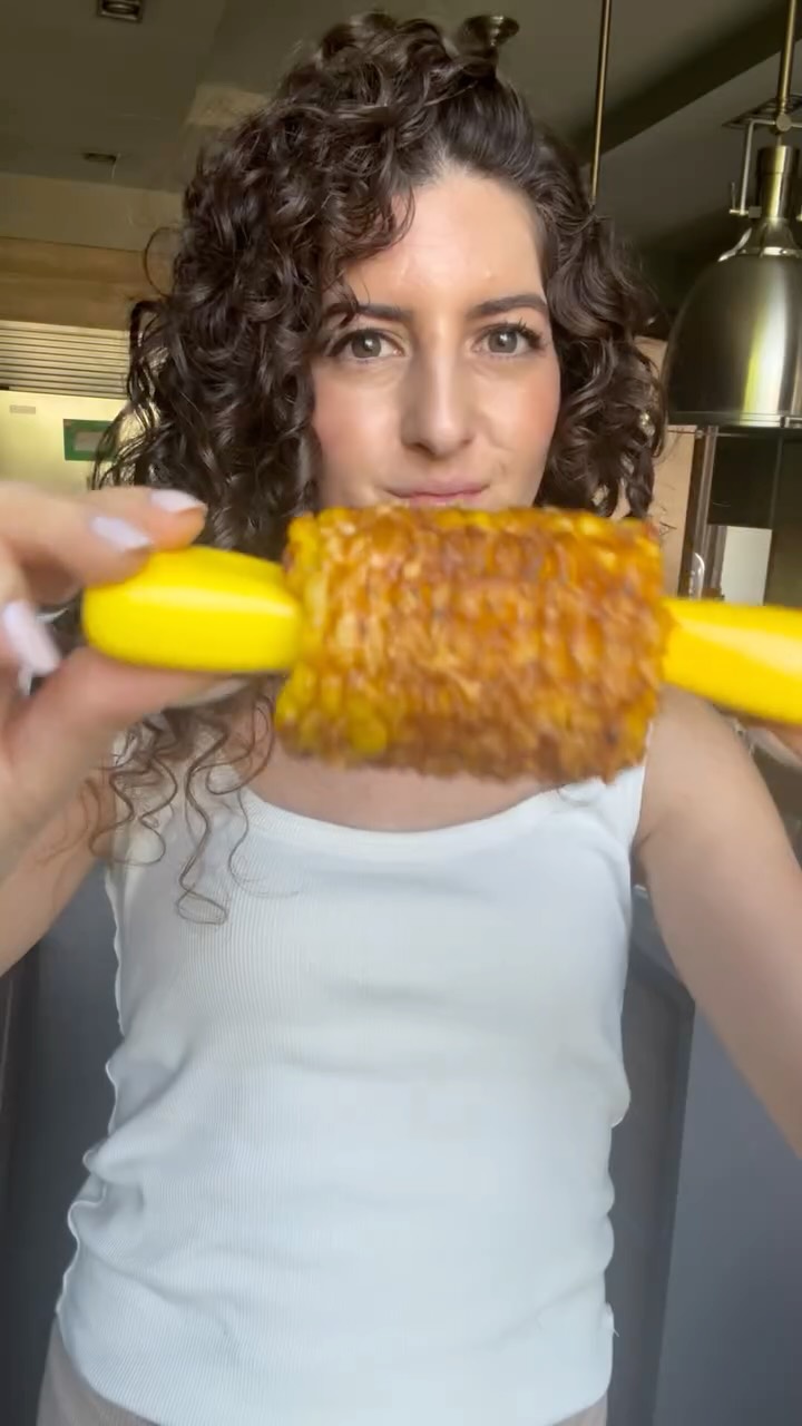 Sígueme para más recetas deliciosas para toda tu familia!
Estos elotes son una locura!
Los vas a poner a hervir
Les untas mayonesa con chipotle
Sazonador everything but the elote de Trader Joe’s
Queso parmesano
Y a la airfryer por 15 minutos!
Te van a encantar!