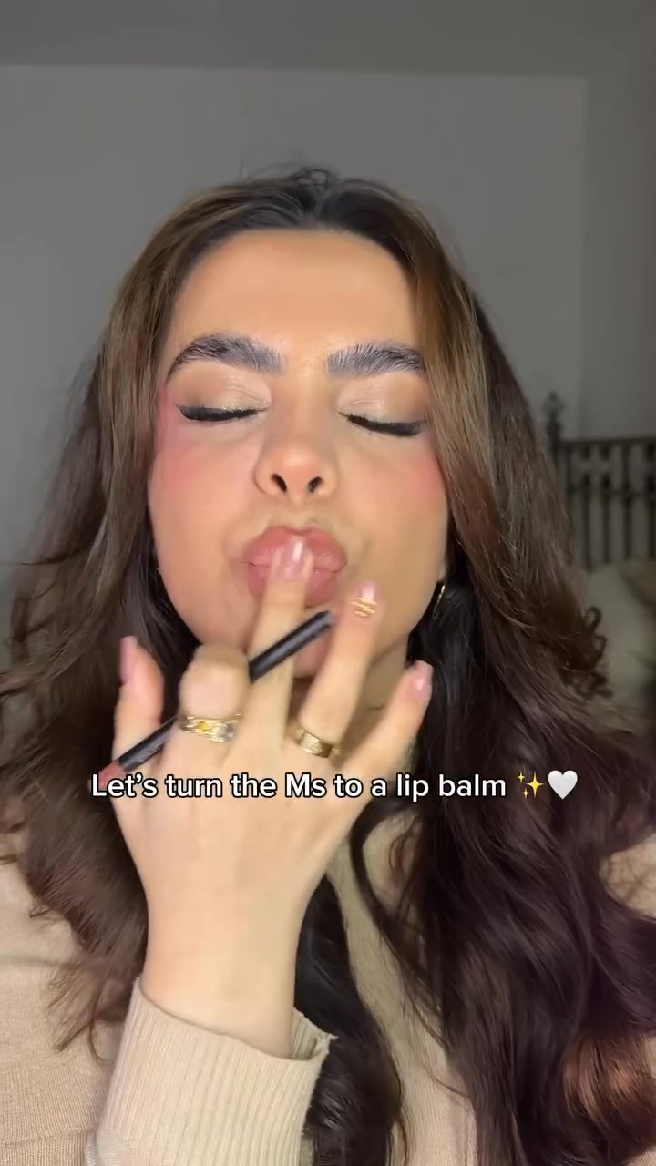 When your sweet tooth has officially entered her beauty era 💋🍫
📸: @princessfromkurdistan
#readmylipsgb #lipgloss #lipbalm #lipbalmaddict