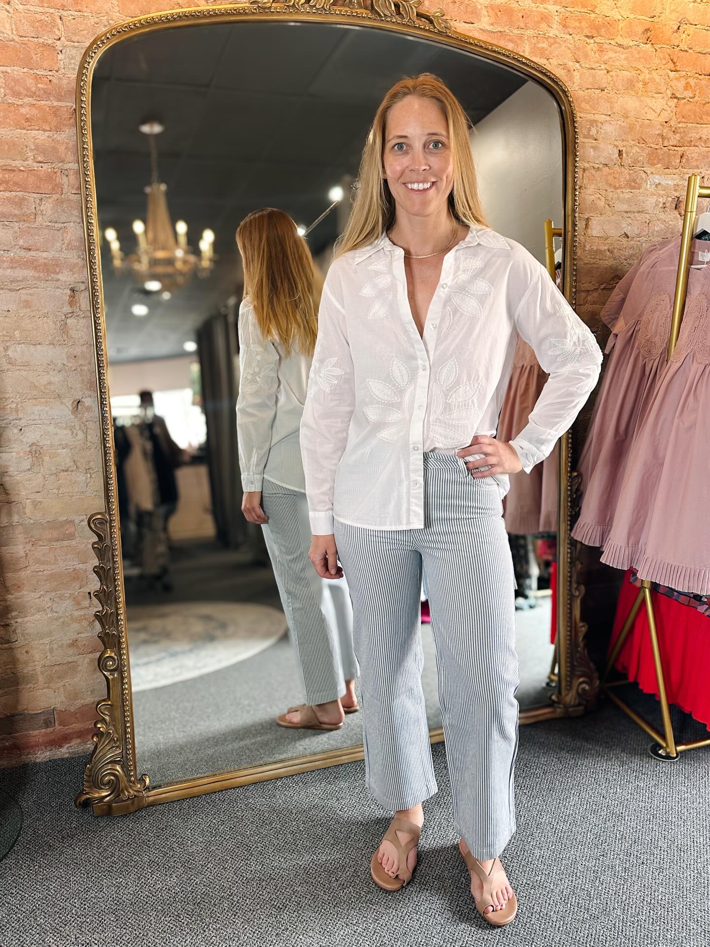 This look is a Casual Masterclass! 👌
Recreate this outfit with these exact pieces, or use it as a template and swap colors and denim. The button down top creates a polished look with minimal effort.