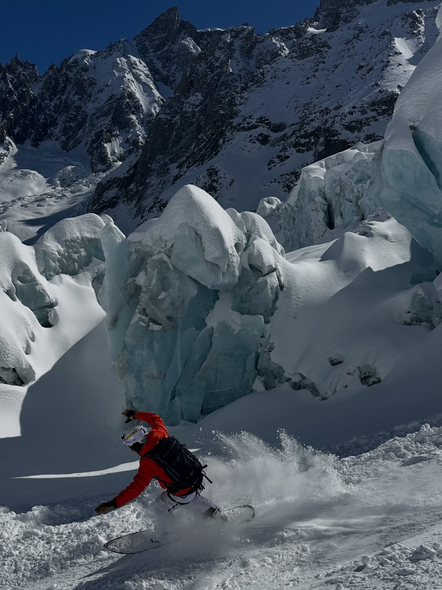If you are snowboarding you must be with a snowboarding guide, we have been defending this practice for years and nothing will change, do not forget that and forget the ski guides, the reading of the terrain is different.....
@henaff_off @fjordalp @oakleysnowboarding
@dupraz_snow
@newhavenski
@romainluksenberg
#snowboarding #valleeblanche #chamonix