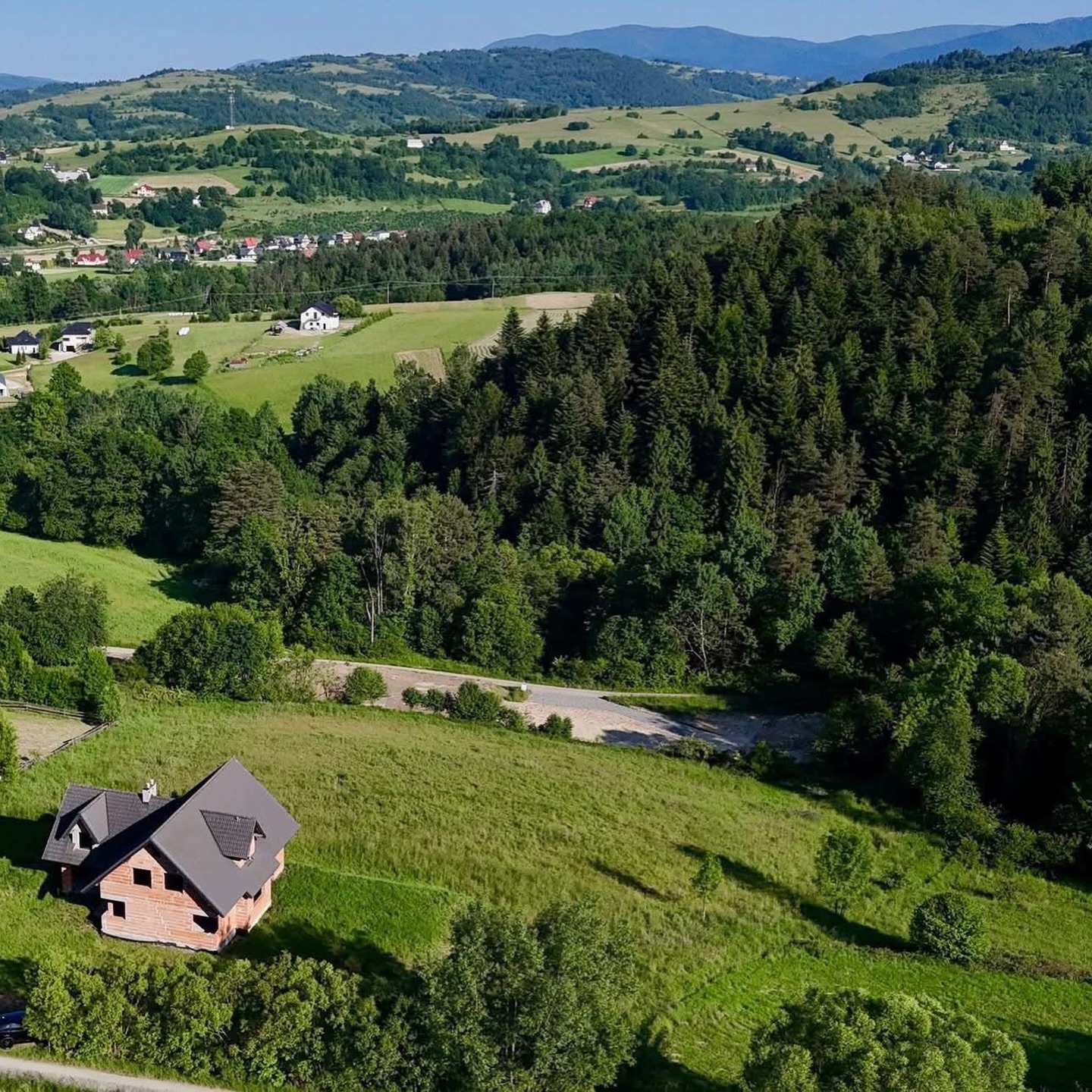 💰od 197 tys. zł
Na sprzedaż działki budowlane – Mszana Dolna, Zarabie.
🌲 Spokój, słońce i widok – Twoje miejsce między Krakowem a Zakopanem.☀️
Do sprzedaży pozostały już tylko 4 działki budowlane z kompleksu widokowych parceli położonych w malowniczej części Zarabia w Mszanie Dolnej.
📌 Dostępne działki:
—Działka 2482/10, 22 000 zł/ar, powierzchnia 1048m2,
cena 230 560,00 zł
—Działka 2482/11 - cena 22 000 zł /ar / powierzchnia 896 m2
cena 197 120,00 zł
– Działka nr 2482/12 – 19 000 zł /ar, powierzchnia 1233 m2
cena 234 270,00 zł
– Działka nr 2482/13 – 19 000 zł / ar, powierzchnia 1219 m2
cena 231 610,00 zł
📍 Lokalizacja – Mszana Dolna, Zarabie
• Cicha, zielona dzielnica z nową zabudową jednorodzinną
• 10 minut do Zakopianki
• Pomiędzy Krakowem a Zakopanem – 60 minut w każdą stronę
• Świetna baza wypadowa w Gorce, Beskid Wyspowy i Tatry
🌄 Atrakcje w okolicy:
• Gorczański Park Narodowy i szlaki na Turbacz
• Termy Gorce – Poręba Wielka
• Rzeka Raba (kajaki, wędkarstwo, kąpiele)
• Kasina Ski & Bike Park
• Rabka-Zdrój, Limanowa, Nowy Targ, Zakopane
📐 Parametry działek:
• Przeznaczenie: zabudowa mieszkaniowa jednorodzinna (MPZP)
• Kształt: prostokątny
• Teren: płaski, nasłoneczniony
• Dojazd: asfaltowy + droga prywatna (udział)
🔌 Media:
• Prąd – w granicy działek
• Gaz – na sąsiednich działkach
• Przewidziana studnia i zbiornik szczelny
🏡 Dla kogo?
Dla rodziny marzącej o domu w górach, dla inwestora, który szuka działki pod najem krótkoterminowy, lub dla każdego, kto chce zamieszkać w miejscu, gdzie powietrze pachnie lasem, a poranki zaczynają się ciszą.
🔗 Link do oferty:
https://www.apexkoncept.pl/działki/ostatnie-cztery-widokowe-dzialki-budowlane-mszana-dolna-zarabie
🤝 Takie oferty nie czekają długo. Zadzwoń, umów się na oględziny i przekonaj się, jak wyjątkowe to miejsce. Tu naprawdę można odetchnąć pełną piersią.
_____________
📍Mszana Dolna, ul. Starowiejska 4C
☎️ tel. 798 370 312
📩 anna@apexkoncept.pl
📲 apexkoncept.pl
#nieruchomości #Dzialkabudowlana #dzialkanasprzedaz #dzialkawidokowa #mszanadolna beskidwyspowy apexkoncept