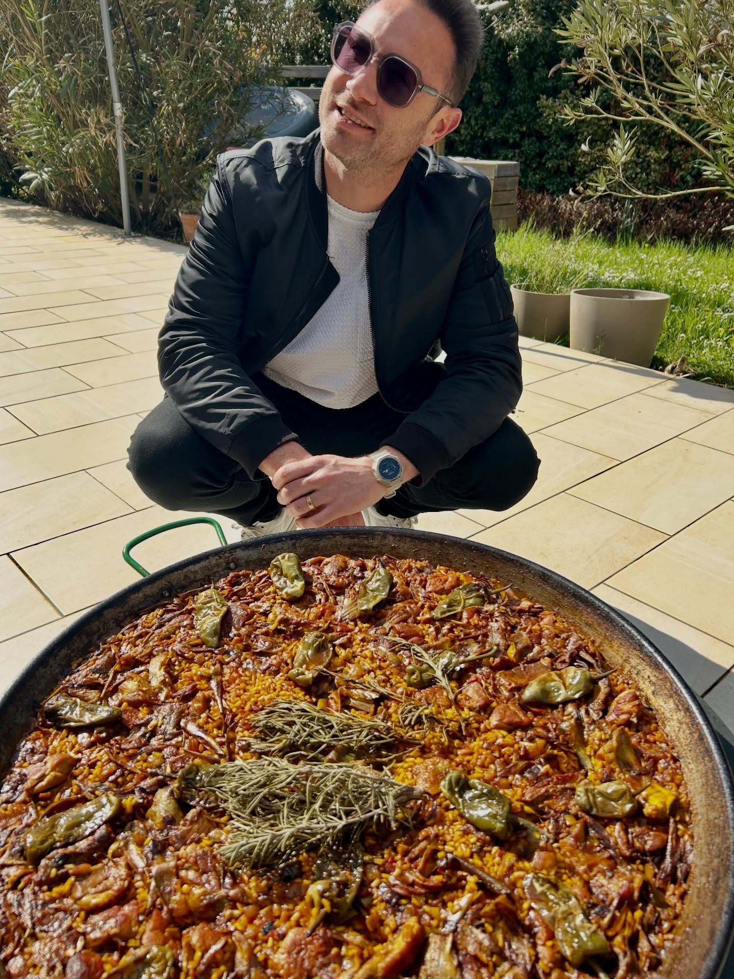 À travers les yeux d’Anthony - Mars 2026 ☀️
ON VOUS DONNE UNE ADRESSE DE RESTAURANT DE FOLIE EN DERNIÈRE SLIDE 😍 !
1️⃣ Anthony et sa toute nouvelle paella à la carte 😎
2️⃣ Des cuisiniers plus que motivés 💪
3️⃣ On a cuisiné pour les supporters du @mhscvolley 🏐
4️⃣ Paella vegan en prépa pour une livraison à l’IUT de Montpellier 💼
5️⃣ On a livré des paellas au @casinopalavas 🚚
6️⃣ Et aussi à @decathlon 🚚
7️⃣ On a refait le stock de tortas cenceñas pour la saison 😋
8️⃣ On a profité de Barcelone quelques jours pour le salon @hostelcobcn ☀️
9️⃣ On a goûté des croquetas de folie à @hostelcobcn😋
🔟 On a fait une presta à l’ @enclosdelacroix pour une joli baptême 🤍
1️⃣1️⃣ Cuisson de la paella devant les oliviers 😍
1️⃣2️⃣ Les jolies tables du baptême 🥰
1️⃣3️⃣ Nos planches de fromage en préparation 🧀
1️⃣4️⃣ Un de nos restaurants favoris à Barcelone pour manger des paellas : @mana75barcelona ! 🥘
#traiteurevenementiel
#traiteurgourmand
#cuisineespagnole
#montpellierfood
#paellageante