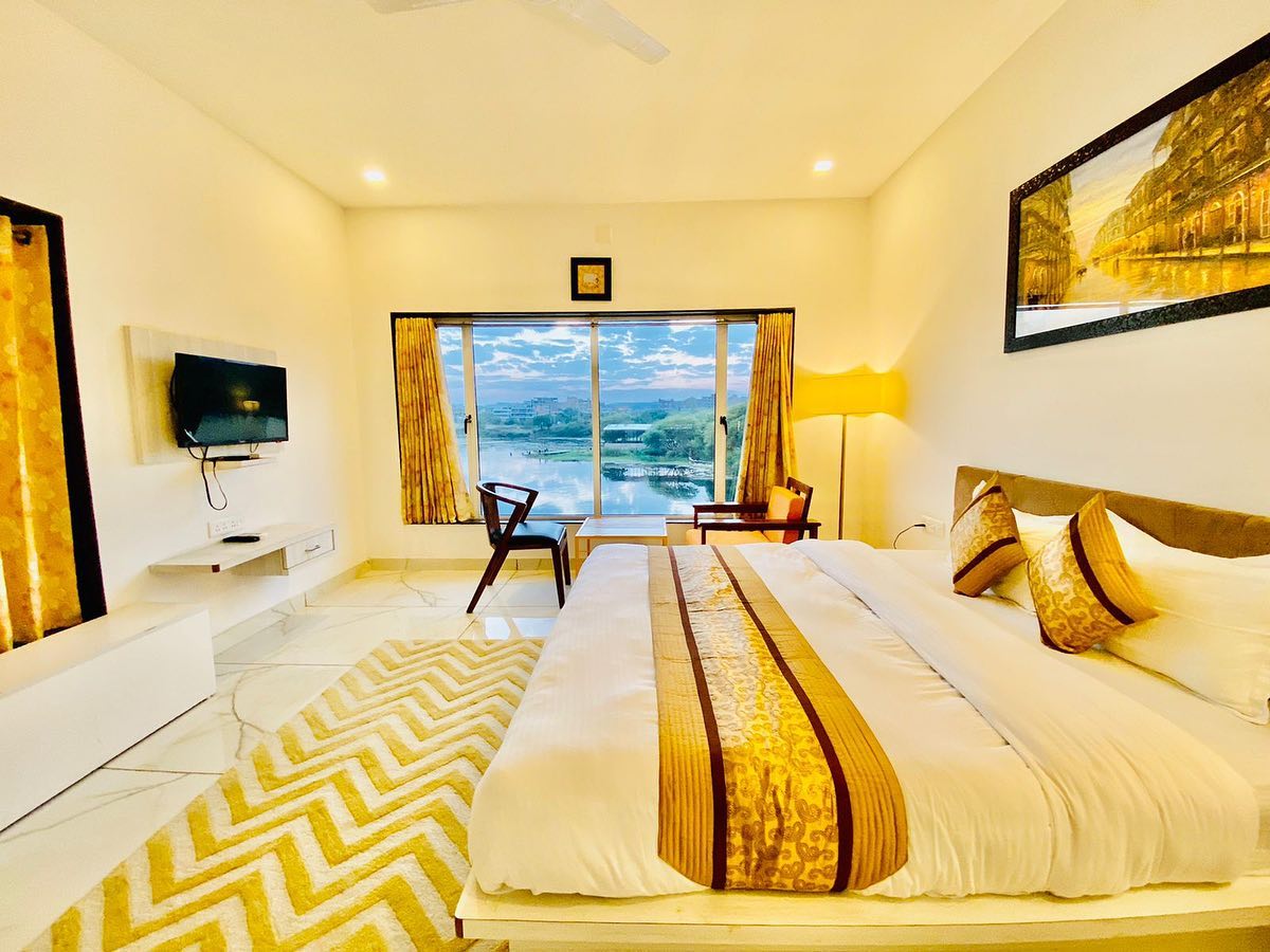 The lake… Stirs the heart. It inspires the imagination, and brings joy to the soul! @hoteljaydurgalakeretreat #picholalake #jaydurgalakeretreat #udaipur