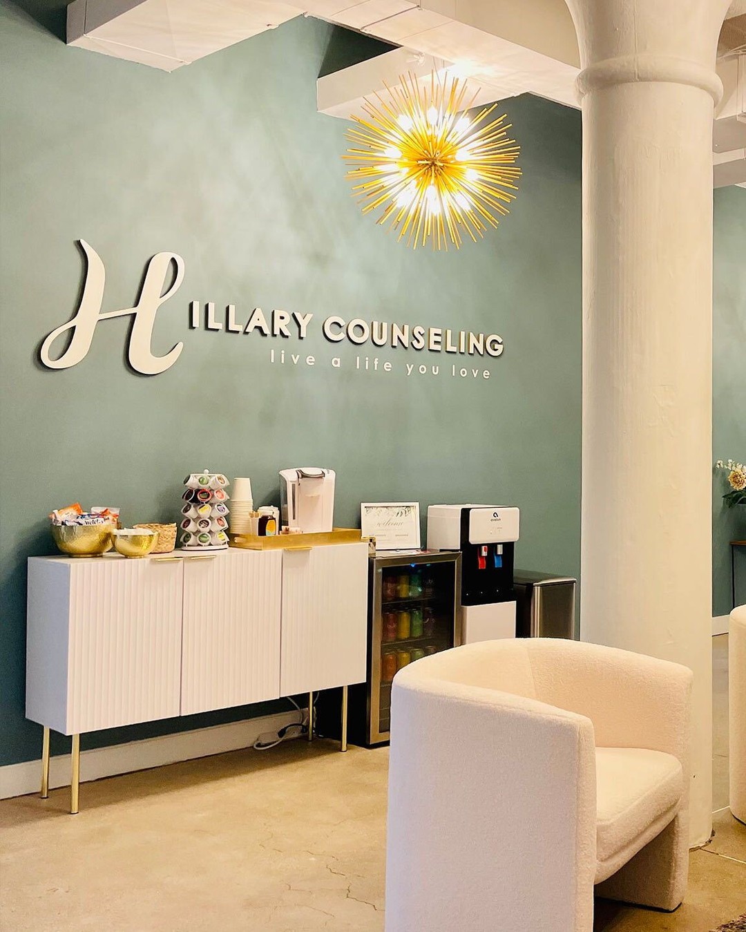 Let’s talk about it, are you checking in with yourself? On the first day of the week, take a moment to set yourself up for success 💪
Maintain your mental health: Talking it through helps you find the best path forward. Believing that “therapy is for everyone,” @hillarycounseling’s team of therapists specialize in helping clients navigate anxiety, grief, depression, life transitions or simply a desire to get “unstuck” 🗣️
Book a body treatment: As a long-time staple in the Historic Third Ward for hair and spa services, @nerolisalonspa also provides full body treatments such as the Udwarthana Herbal Exfoliation (80 or 110 minutes) folding 💆
Take a Beat and Recover: With customized programs and hands-on service, @vitamke will help you recover from an injury or manage chronic pain while addressing your personal needs. And if you’re looking for more reasons to visit @vitamke, check out @bluewaterwellnessllc (inside Vita's space) for relaxing massage or expert yoga classes 🧘♀️
Spring into Wellness to reset and find new ways to recharge — all while experiencing mindfulness and relaxation. Visit our page daily through March 26 as we highlight 30 amazing wellness-focused businesses, all within the Historic Third Ward!
📷: @hillarycounseling (1), @nerolisalonspa (2), @vitamke (3)