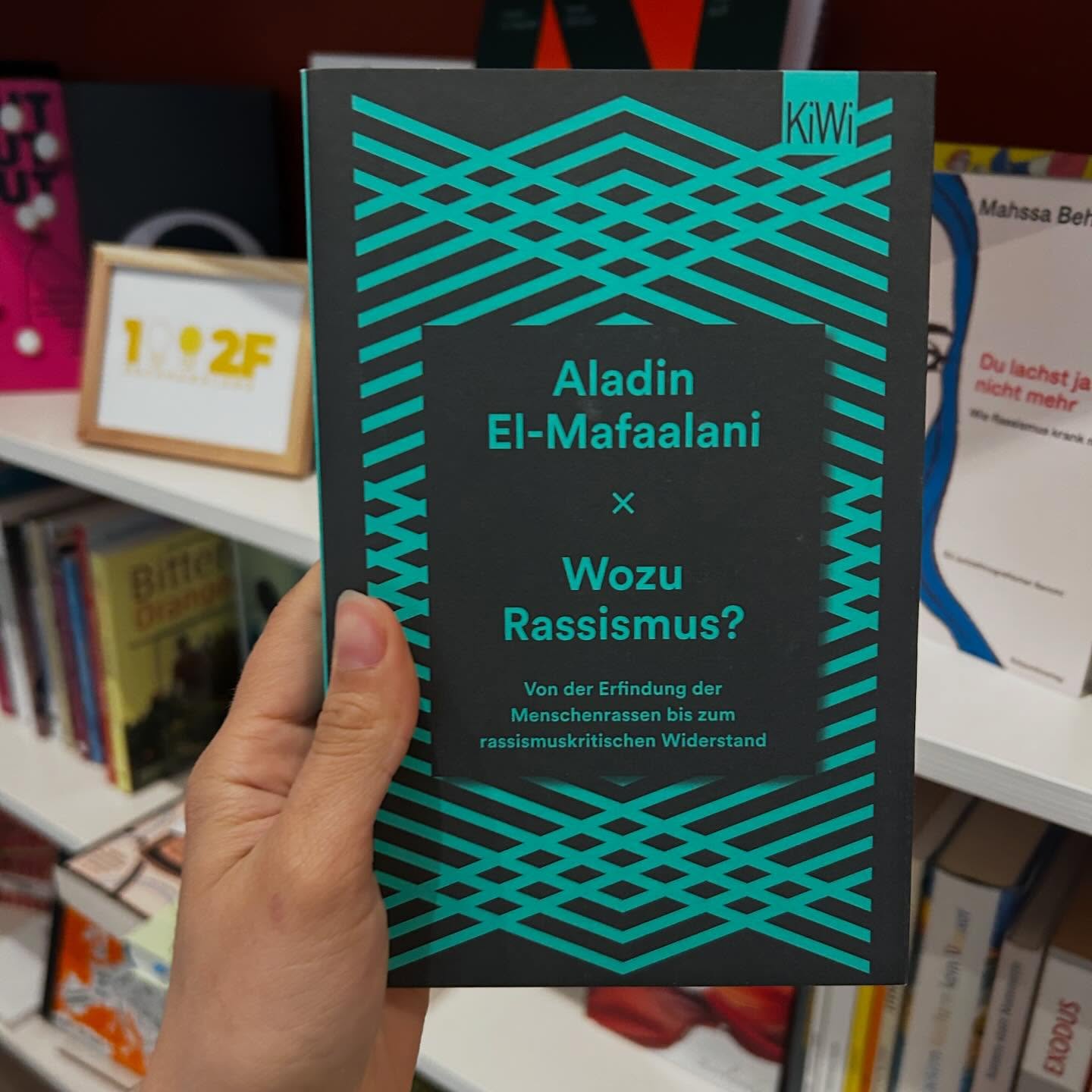📚 Aktionswoche gegen Rassismus – Tag 6
Unsere heutige Empfehlung:
Wozu Rassismus? von Aladin El-Mafaalani
Warum gibt es Rassismus – und welche Funktion hat er in unserer Gesellschaft? Aladin El-Mafaalani beleuchtet diese Fragen klar und verständlich und zeigt, wie tief Rassismus in sozialen Strukturen verankert ist.
Ein aufschlussreiches Buch, das hilft, Zusammenhänge besser zu verstehen und aktuelle Debatten einzuordnen.
#aktionswochegegenrassismus #gegenrassismus #buchtipp #aladinelmafaalani #wozurasissmus gesellschaft sachbuch buchempfehlung bücherliebe