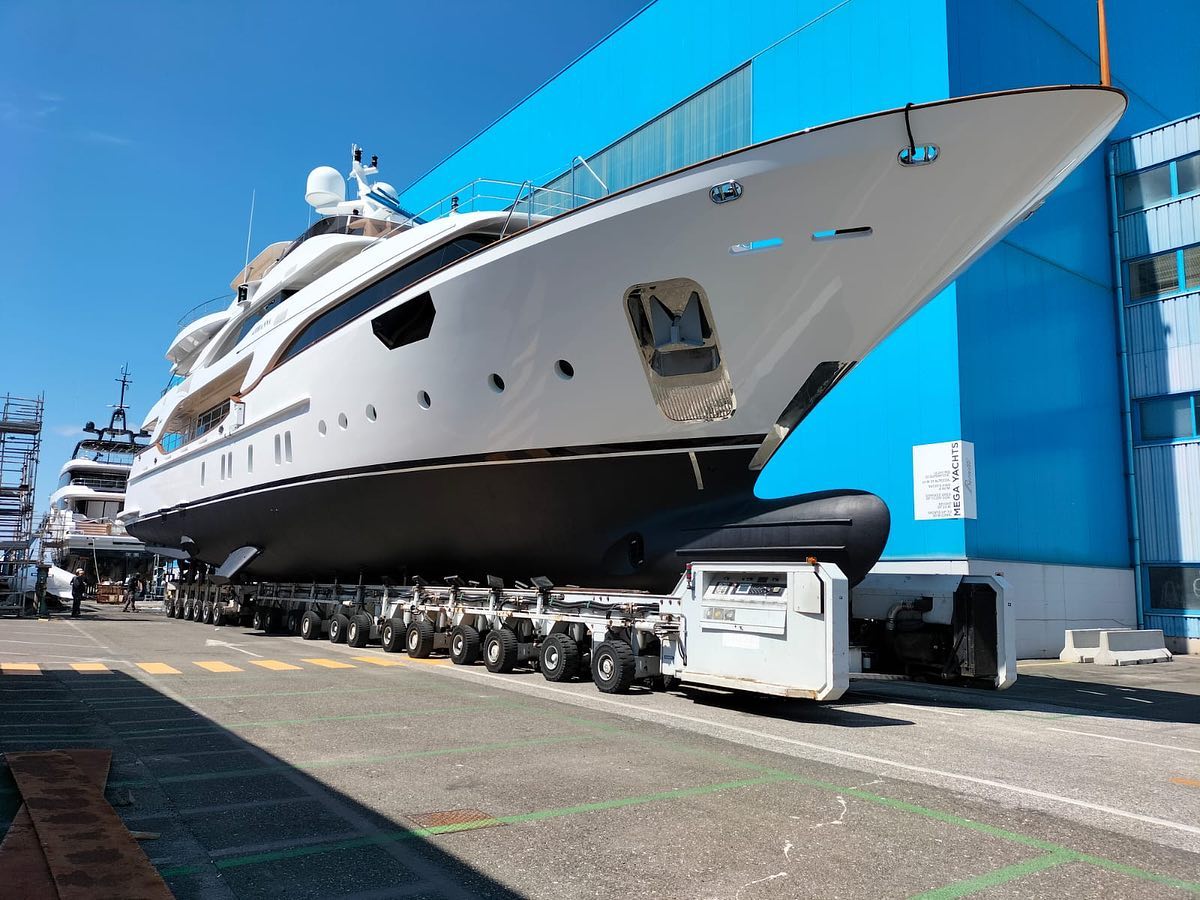 Here we go 🚀 #benettiyachts #moving #letsmove #siparte #pronti #bigload #special #shipyard #top #handling