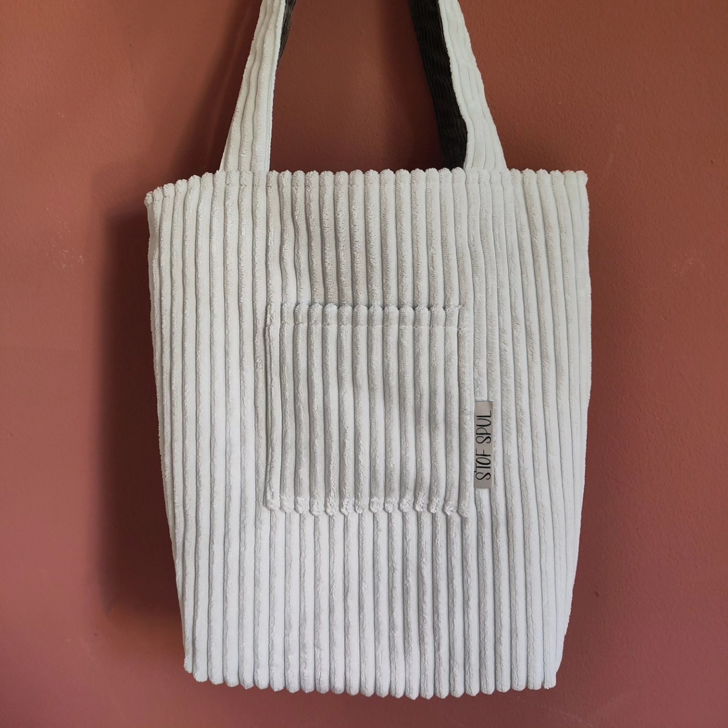 Hou je niet van drukke prints of kleuren? Ook voor tassen in neutrale kleuren, maar met net dat beetje extra, ben je bij s'tof spul aan het juiste adres. Deze stijlvolle tas in rib velours aan beide kanten maakte ik op bestelling 🤍🩶
Ook een tas op maat laten maken? Stuur een berichtje!