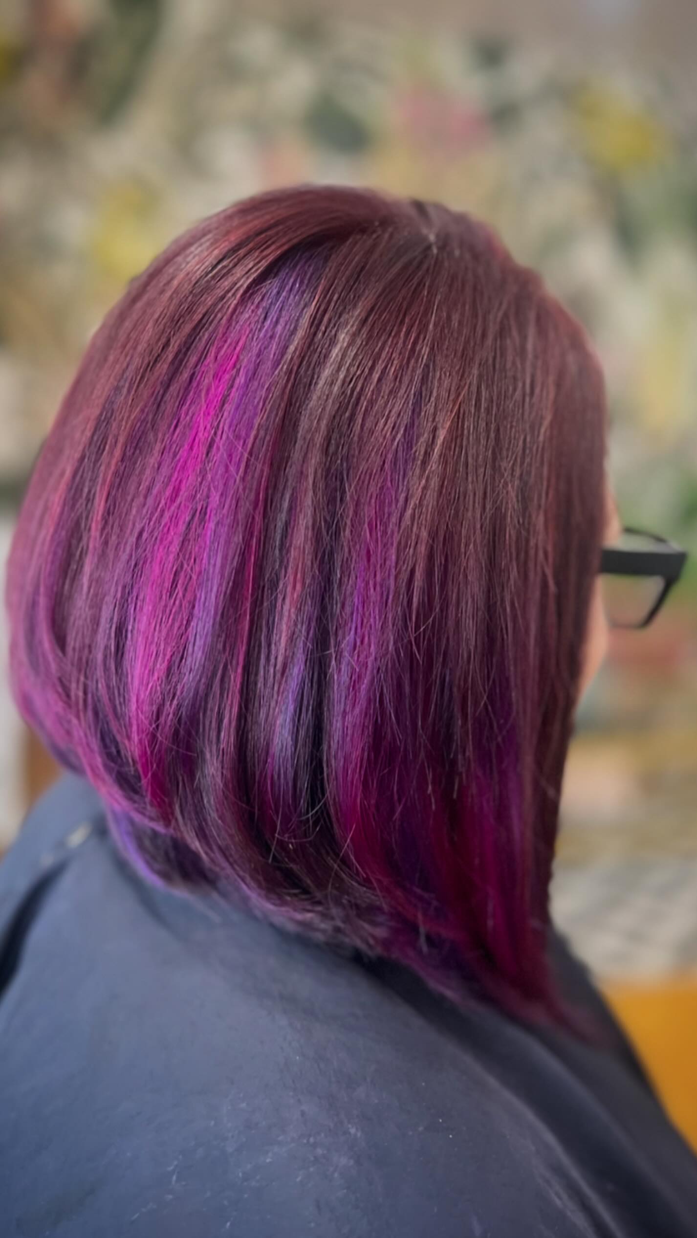 One of my favorite creative canvases
(Cuz “doing her hair” just doesn’t describe it correctly 😆)
.
New burgundy bob with flash points of magenta, purple & indigo.