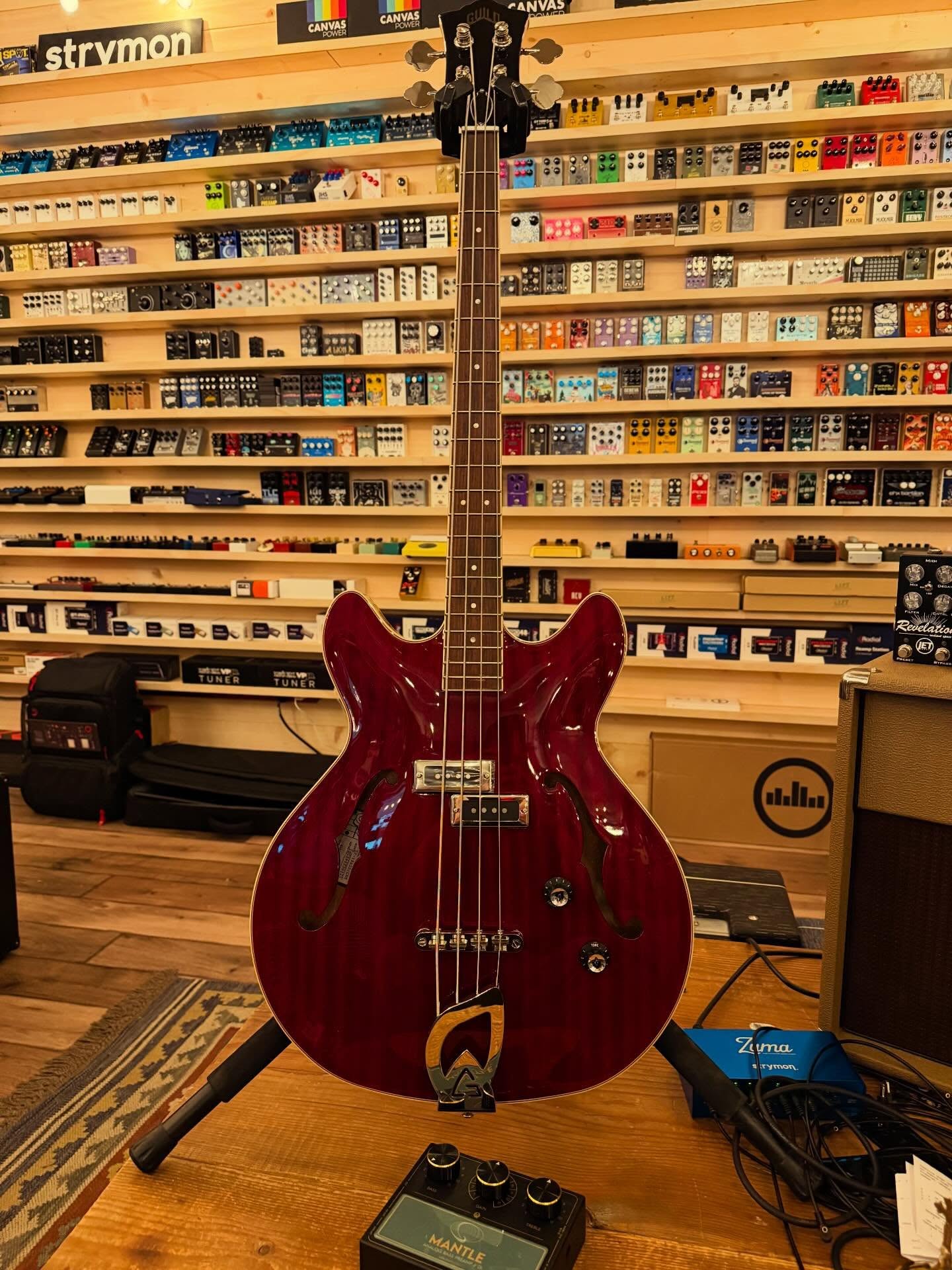 New arrivals!
@guildguitars Starfire Bass
@walrusaudioeffects Mantle Analog Bass Preamp