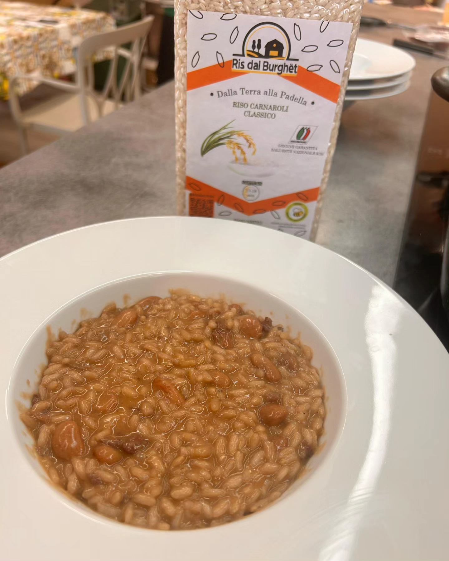 Sua maestà... la PANISSA!!
Ingredienti (per 4 persone):
- 320g di riso carnaroli
- 100g di fagioli Borlotti dal Burgët secchi (200g se freschi)
- ½ salame della duja (in alternativa usare 100g di pancetta o crudo)
- 1 cucchiaio di concentrato di pomodoro
- 1 bicchiere di vino rosso (tipo barbera)
- 10ml di olio
- 10g di lardo o strutto
- Sale q.b
- Pepe q.b
Per il brodo di carne:
- 1L di acqua
- Ossa di manzo
- 1 cipolla
- 1 carota
-Aromi (ginepro, chiodi di garofano, alloro)
- Sale q.b.
Per mantecare:
- 60g di burro
Preparazione
1.Prepara il brodo:
Fai un brodo partendo da acqua fredda con ossa di manzo, mezza cipolla, carota e aromi.
Fallo sobbollire per circa 2/3 ore poi filtralo.
2.Prepara i fagioli:
Se usi i fagioli secchi, mettili a bagno per circa 12 ore in acqua fredda.
Scolali e cuocili nel brodo bollente per 40/50 minuti (puoi cuocerli anche prima di filtrare il brodo).
Se sono freschi, bastano 30/40 minuti.
3.Prepara il soffritto:
Nella casseruola con l’olio e il lardo fai soffriggere mezza cipolla tritata.
Quando sarà ben rosolata aggiungi il salame spezzettato.
Aggiungi poi il concentrato di pomodoro e ½ bicchiere di vino, lascia sfumare e cuoci per 3/4 minuti
4.Tostare e sfumare il riso:
A parte, in una padella, fai tostare il riso.
Aggiungilo al soffritto e sfuma con il restante vino rosso e lascialo evaporare.
5.Cuoci il riso:
Aggiungi il brodo caldo fino a coprire il riso, e mescola sempre.
Cuoci il riso per 16/18 minuti, aggiungendo il brodo quando quello precedente si sarà asciugato.
6.Manteca:
Finita la cottura, togli dal fuoco, e lascia riposare il riso per 2 minuti.
Aggiusta di sale e pepe e manteca con il burro.
Puoi trovare il riso che abbiamo utilizzato qui ⬇️
https://www.mangioriso.com/
#riso #risotto #carnaroli #panissa #pranzo #cena #food #instafood #dinner #lunch #eat #tasty #delicious #foodlover #cooking #homemade