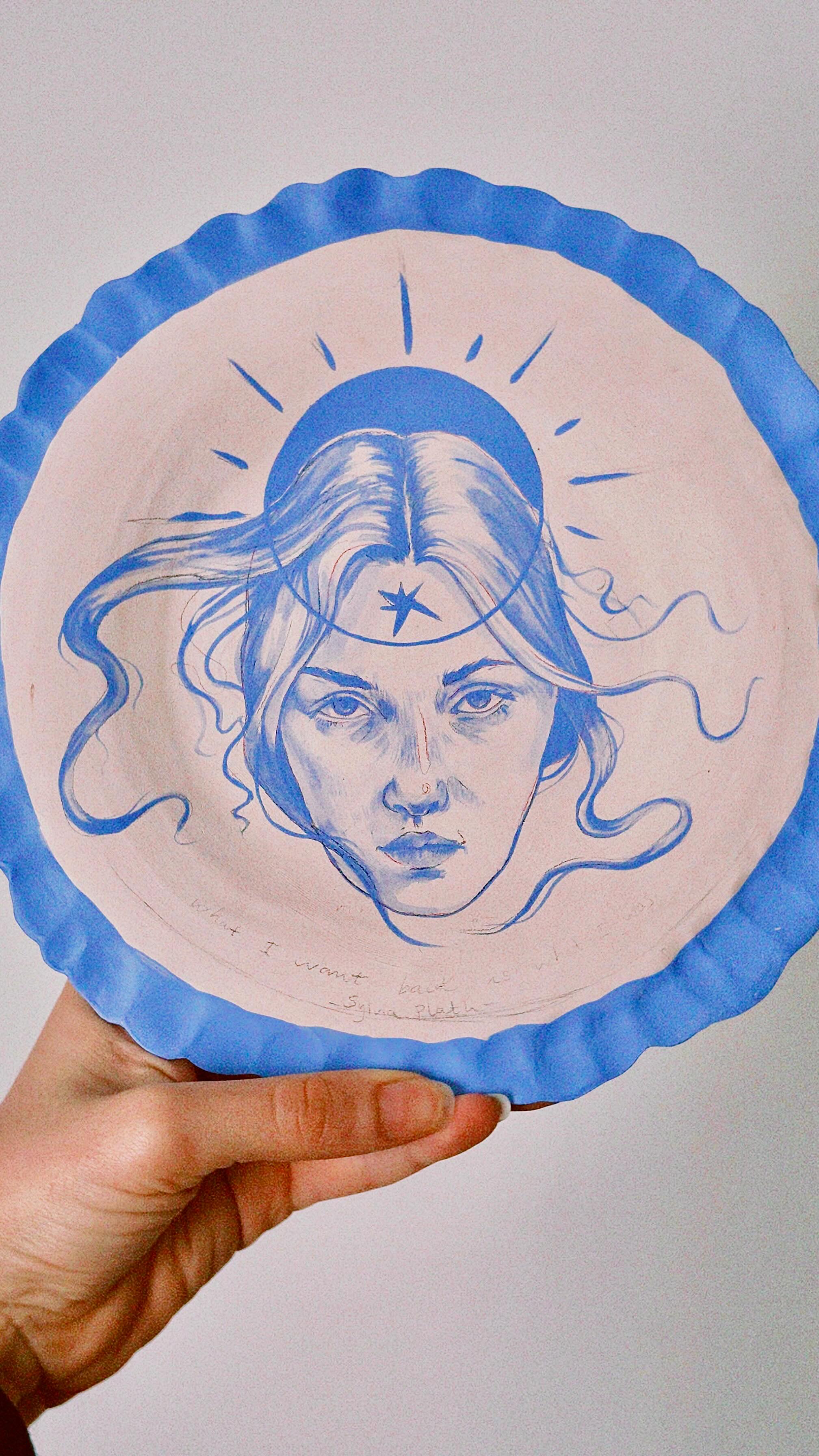 Os subí un tutorial explicando cómo solía pintar yo, usando óxidos, pero llevaba tiempo queriendo probar a pintar un retrato usando engobes. Aún no sé cuál será el resultado pero aquí está el proceso!
En cuanto salga del horno os lo enseñaré, no las tengo todas conmigo esta vez. Me parece bastante complicado este método porque con el óxido ves qué zonas tienen más carga de pigmento que otras, y eso se traduce directamente a qué zonas serán más oscuras que otras una vez terminado. Aquí el engobe seca todo del mismo tono, por lo que no es tan obvio en qué zonas has pasado 3 pinceladas y en cuáles no... y tienes que estar concentrada (cosa que se me da fatal) y pendiente de mantener una jerarquía que tienes que recordar porque es difícil verla. No sé si me explico o estoy divagando :)
Sea como sea, vamos juntos en esta aventura de éxito o fracaso. Os lo compartiré!
#Cerámica #paintedceramics #pottery #ilustracion